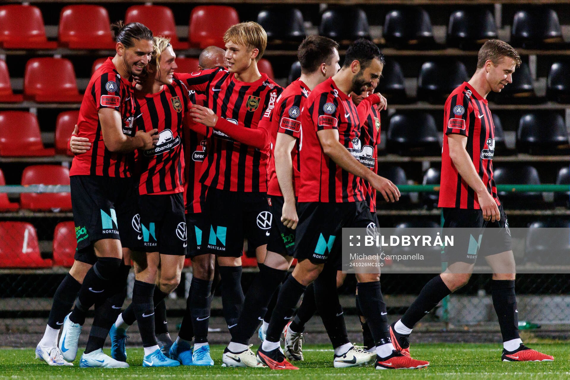 Brommapojkarnas Alexander Jensen jublar 1-0 med lagkamrater