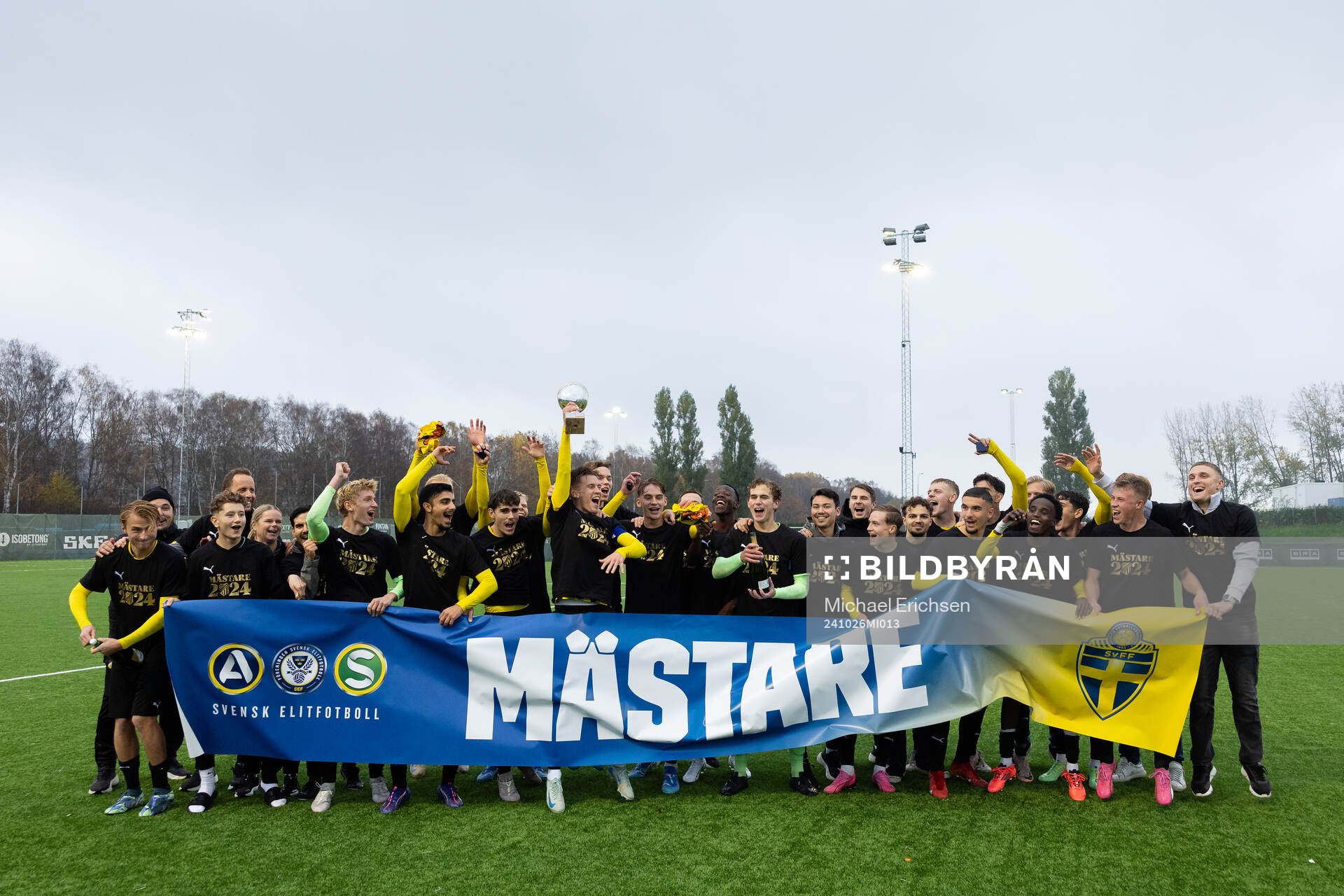 Häcken jublar med pokalen och firar seriesegern efter fotbollsmatchen i P19 Allsvenskan mellan Häcken och Djurgården den 26 oktober 2024 i Göteborg.