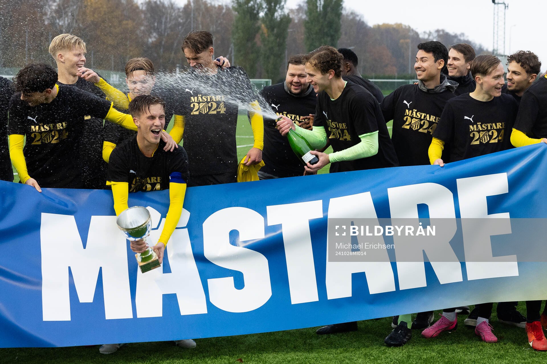 Häcken jublar med pokalen och firar seriesegern