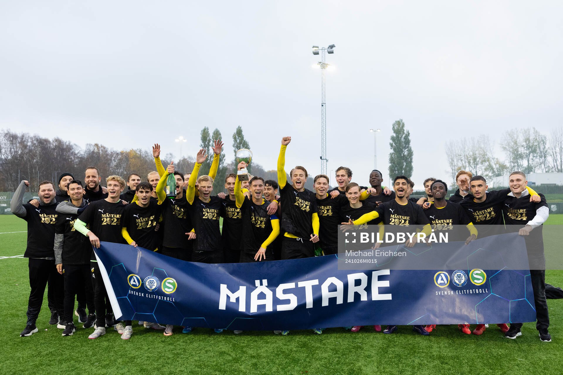 Häcken jublar med pokalen och firar seriesegern efter fotbollsmatchen i P19 Allsvenskan mellan Häcken och Djurgården den 26 oktober 2024 i Göteborg.