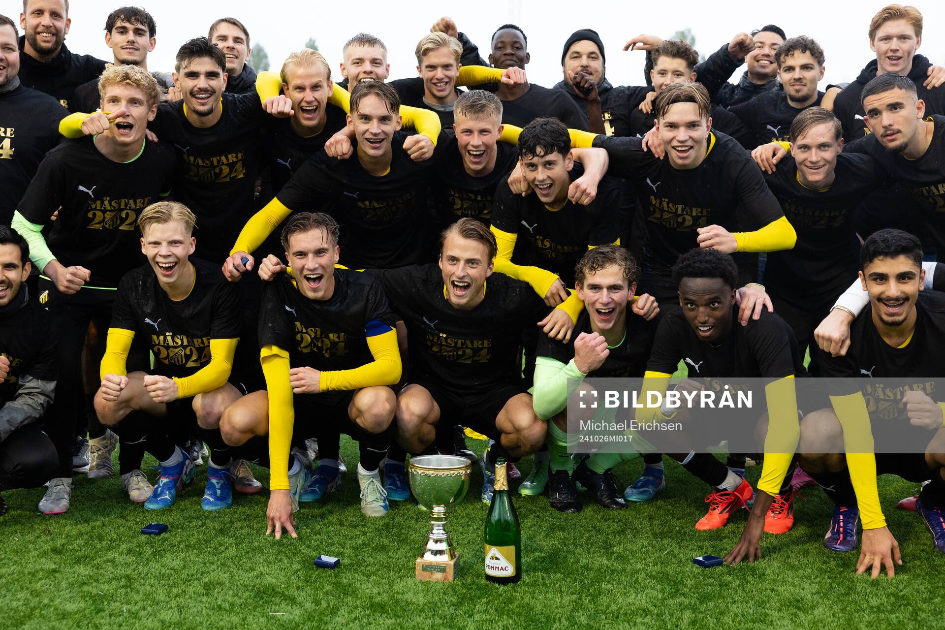 Häcken jublar med pokalen och firar seriesegern