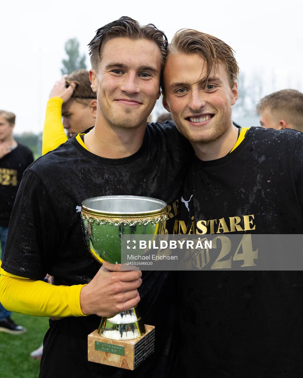Häckens Joel Hjalmar och Sigge Jansson med pokalen