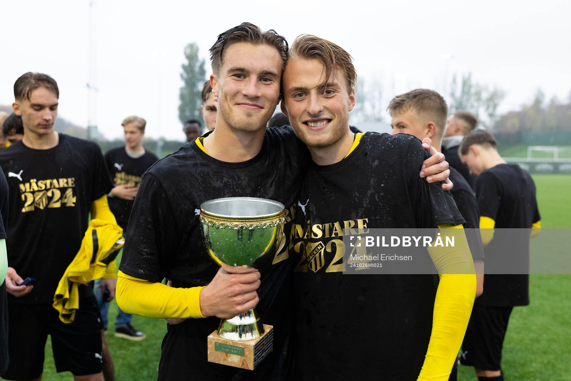 Häckens Joel Hjalmar och Sigge Jansson med pokalen