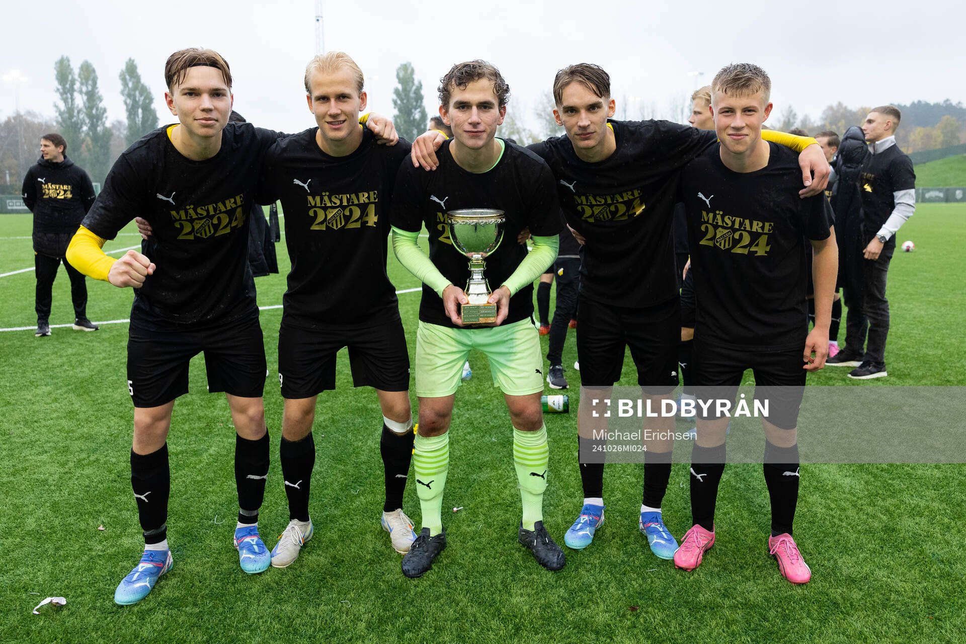 Häckens spelare jublar med pokalen
