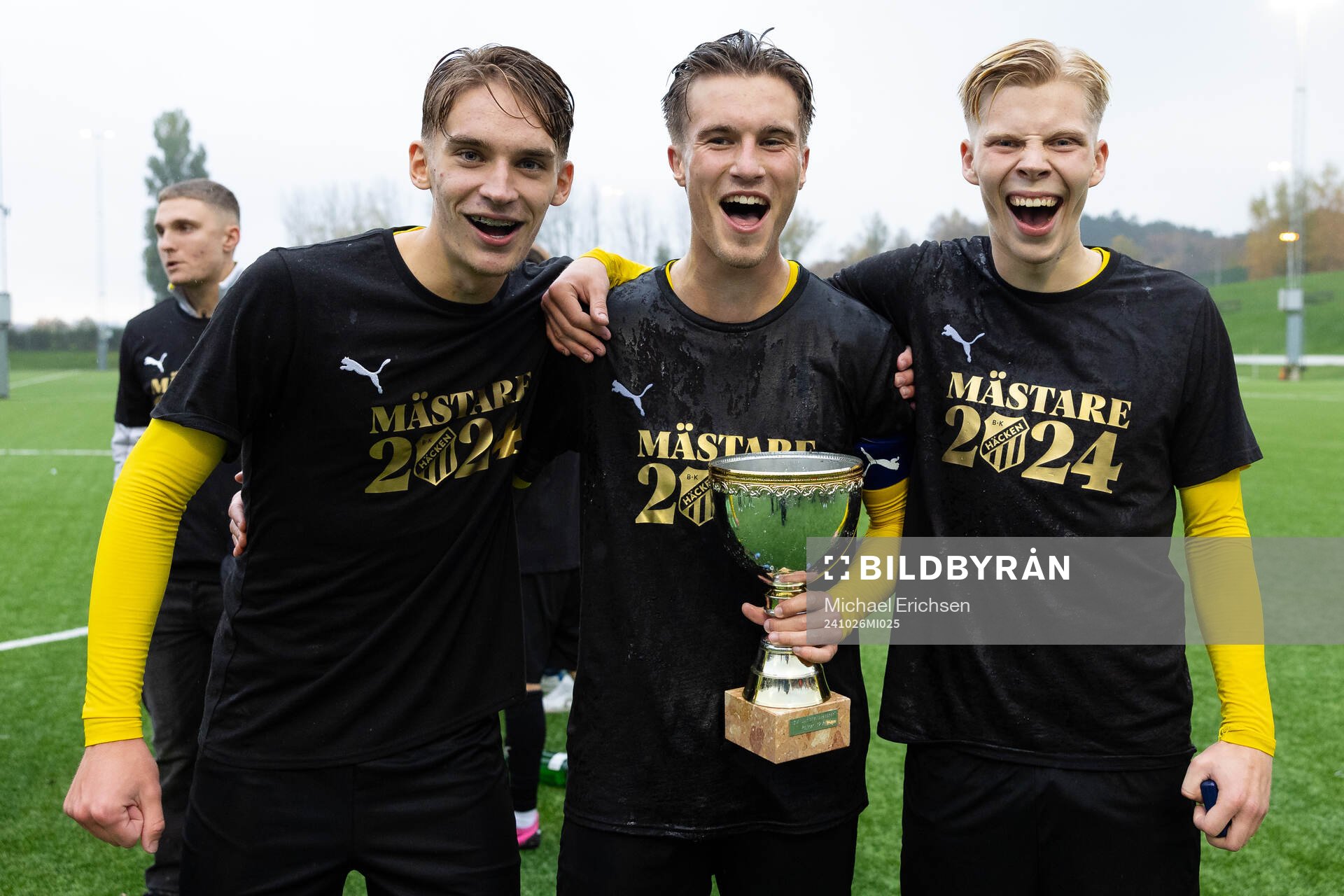 Häckens spelare jublar med pokalen