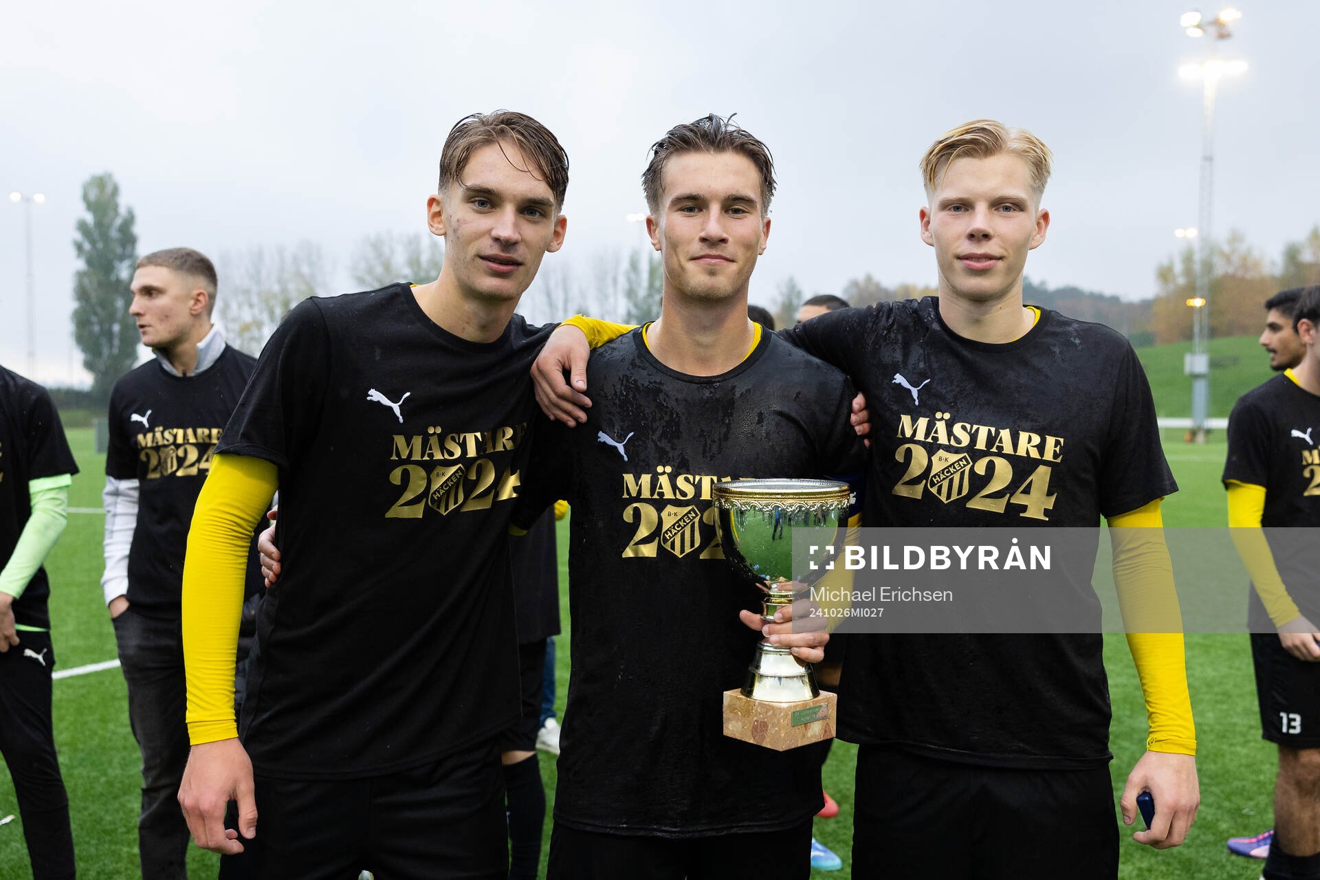 Häckens spelare jublar med pokalen