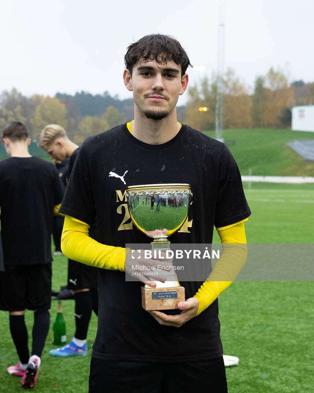 Häckens Kevin Meira Cerqueira med pokalen