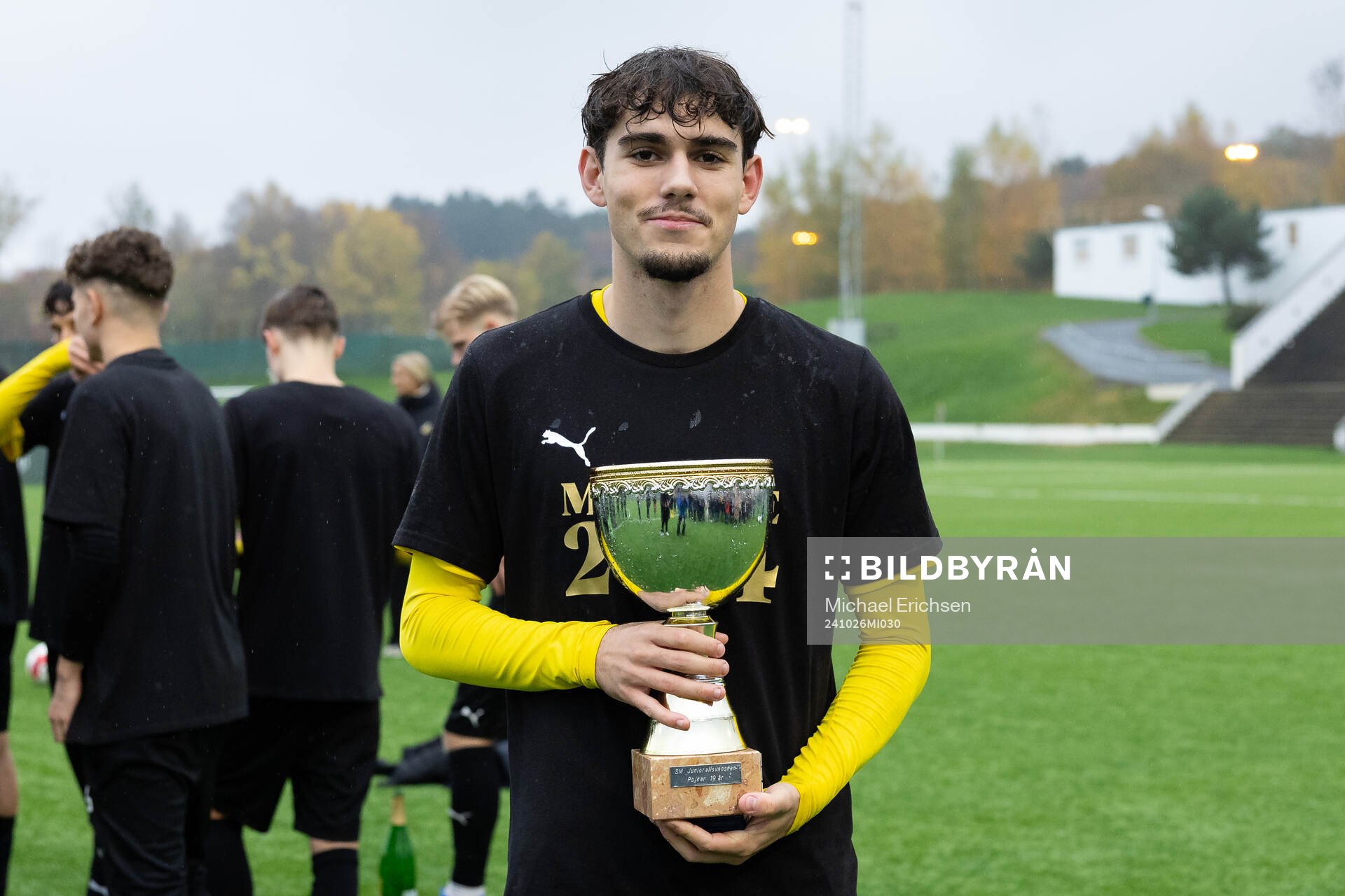 Häckens Kevin Meira Cerqueira med pokalen