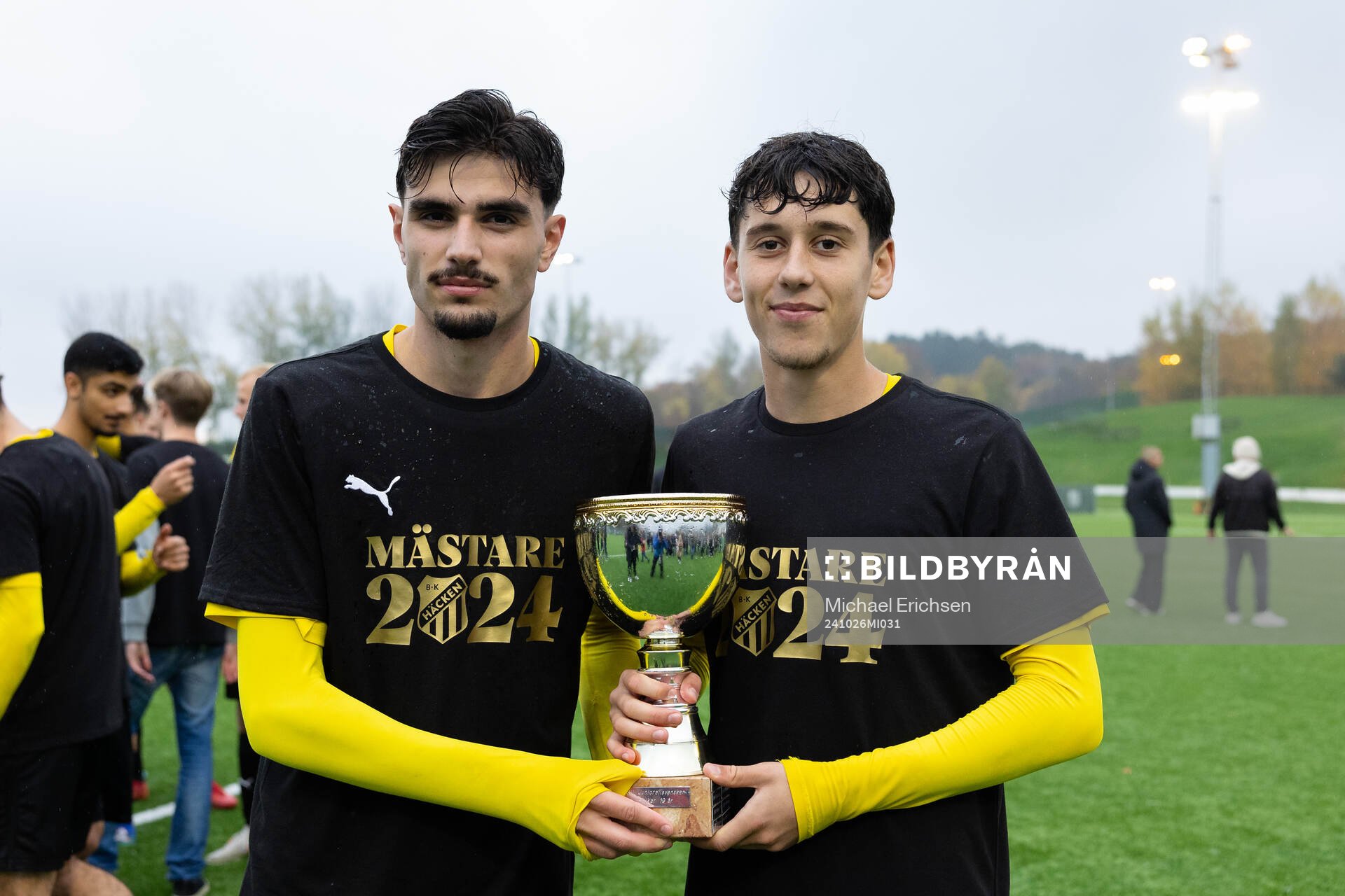 Häckens Nikola Mitrovic och Malte Ljungkull med pokalen efter fotbollsmatchen i P19 Allsvenskan mellan Häcken och Djurgården den 26 oktober 2024 i Göteborg.