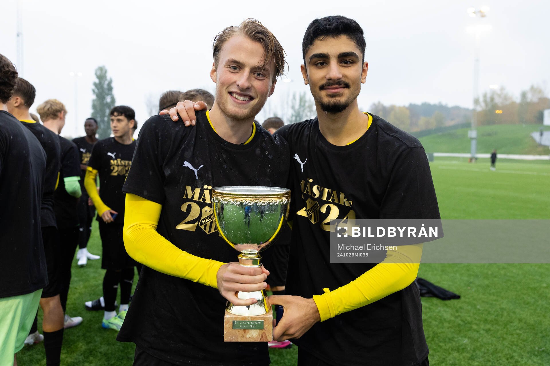 Häckens Sigge Jansson och Deniz Yildirim med pokalen efter fotbollsmatchen i P19 Allsvenskan mellan Häcken och Djurgården den 26 oktober 2024 i Göteborg. 