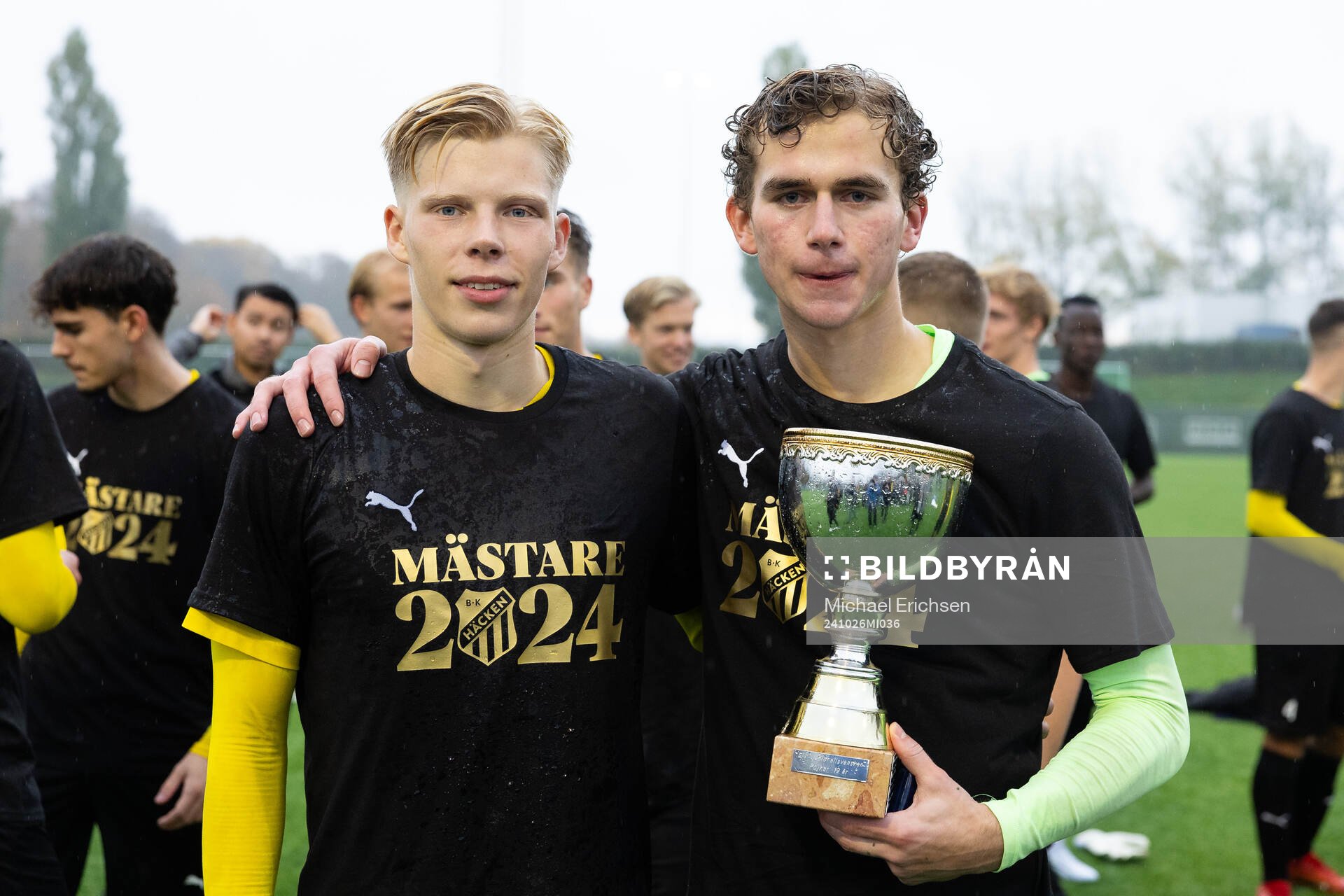 Häckens William Rubendahl och Fabian Andersson med pokalen