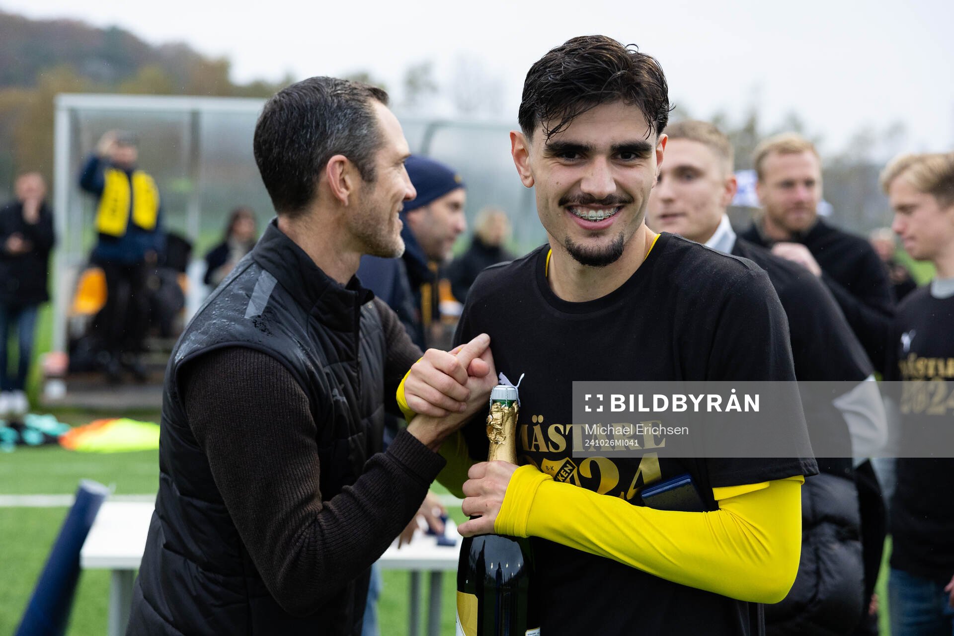 Häckens sportchef Martin Ericsson gratulerar Nikola