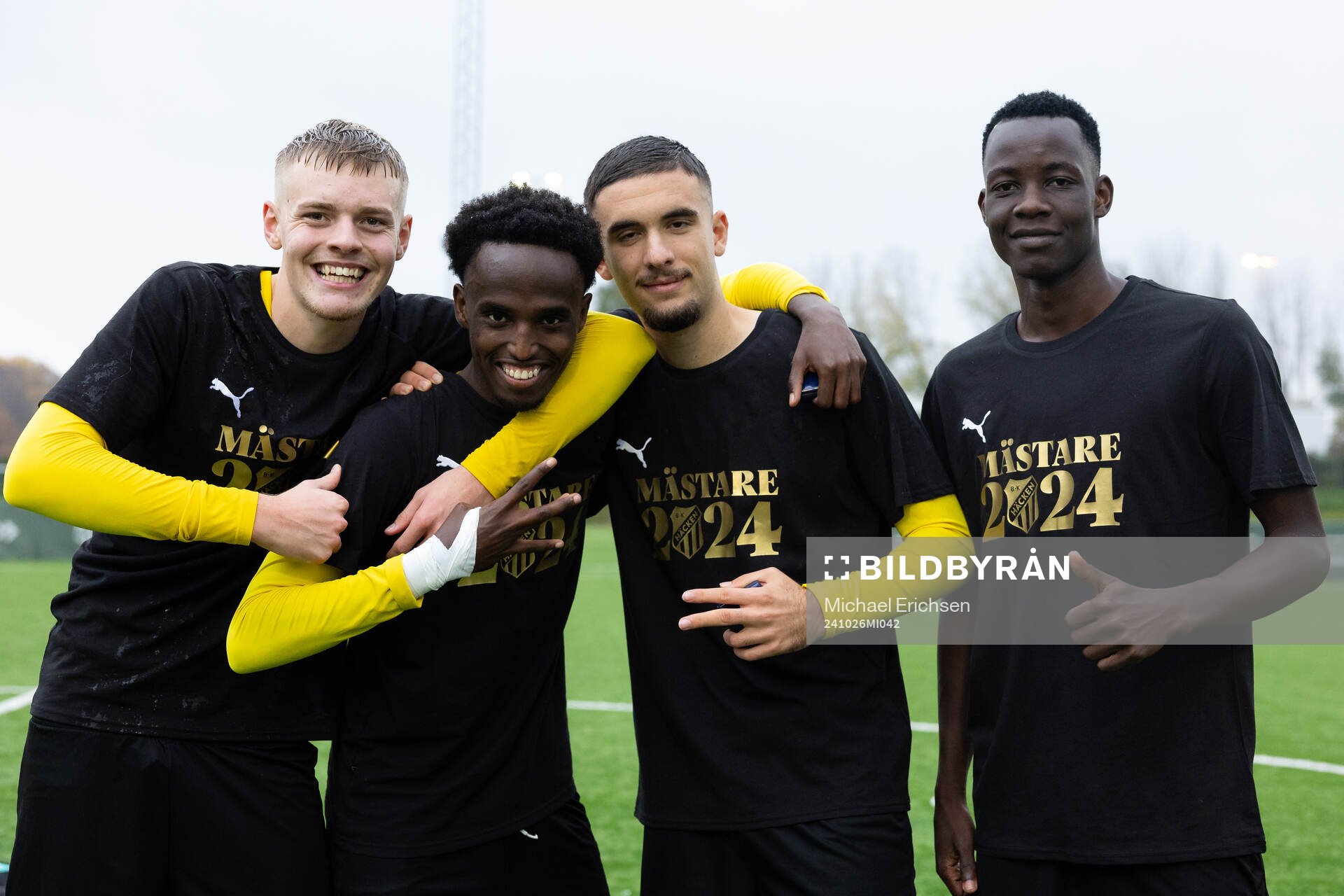 Häckens spelare firar med pokalen