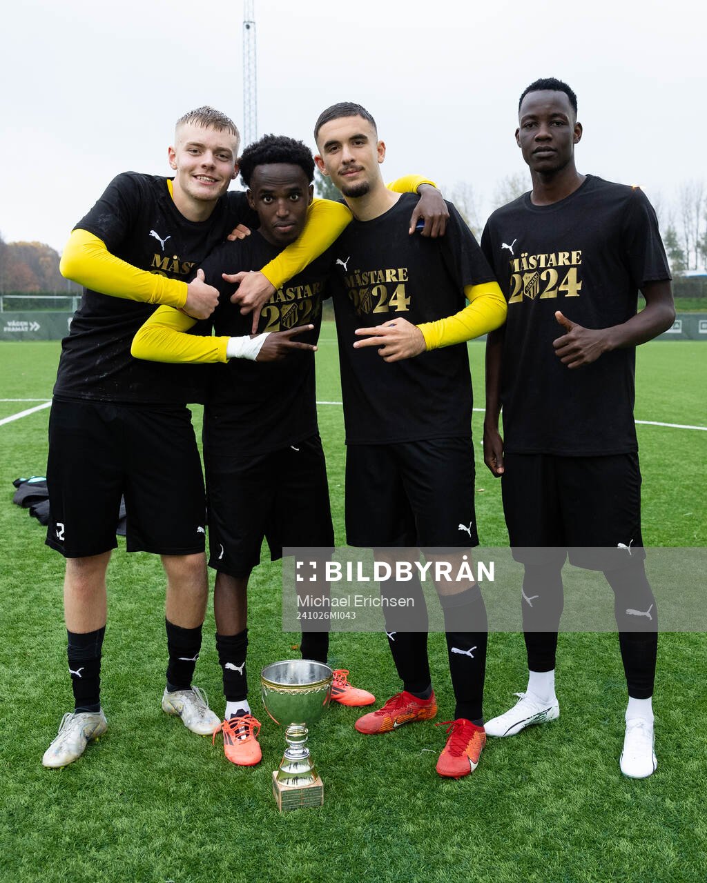 Häckens spelare firar med pokalen