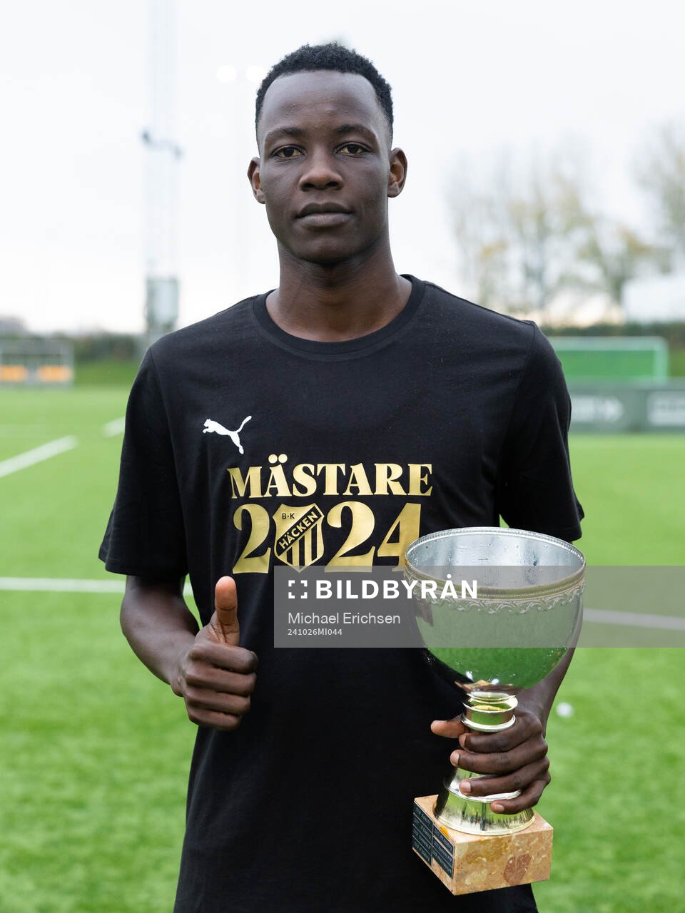 Häckens John Paul Dembe med pokalen