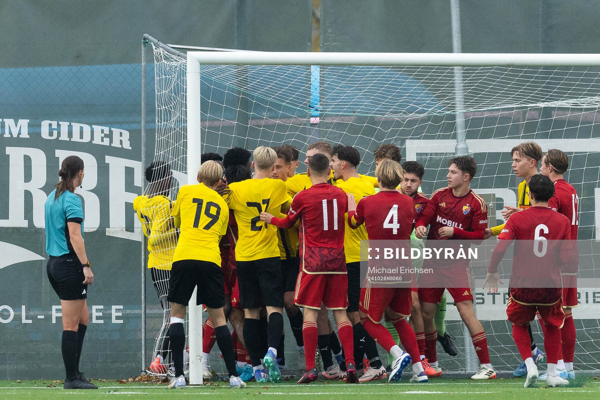 Stökigt efter att Djurgården kvitterat till 2-2 under fotbollsmatchen i P19 Allsvenskan mellan Häcken och Djurgården den 26 oktober 2024 i Göteborg.