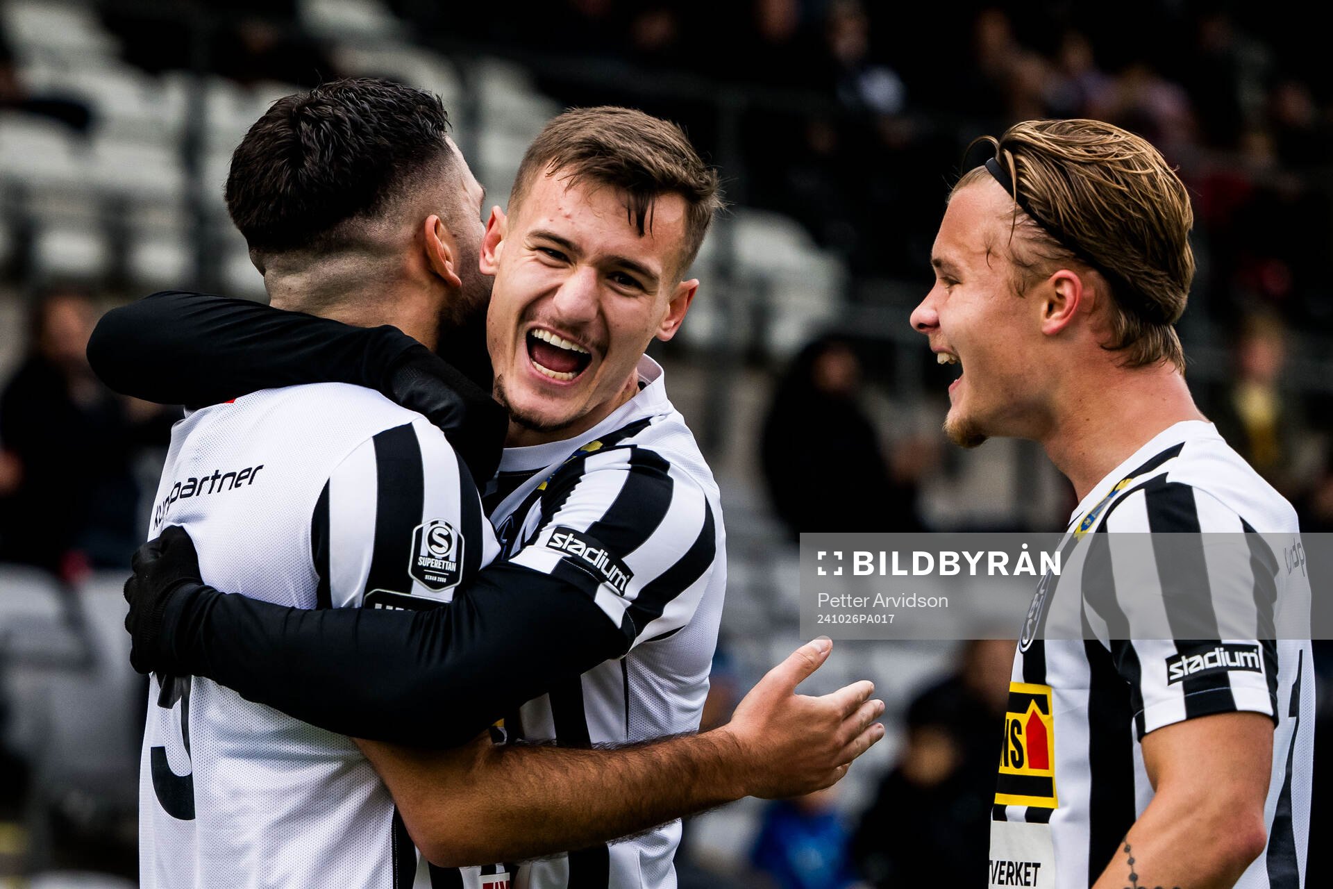 Landskronas Edi Sylisufaj, Robin Dzabic och Vincent Sundberg jublar efter 2-0 under fotbollsmatchen i Superettan mellan Landskrona och Brage den 26 oktober 2024 i Landskrona.