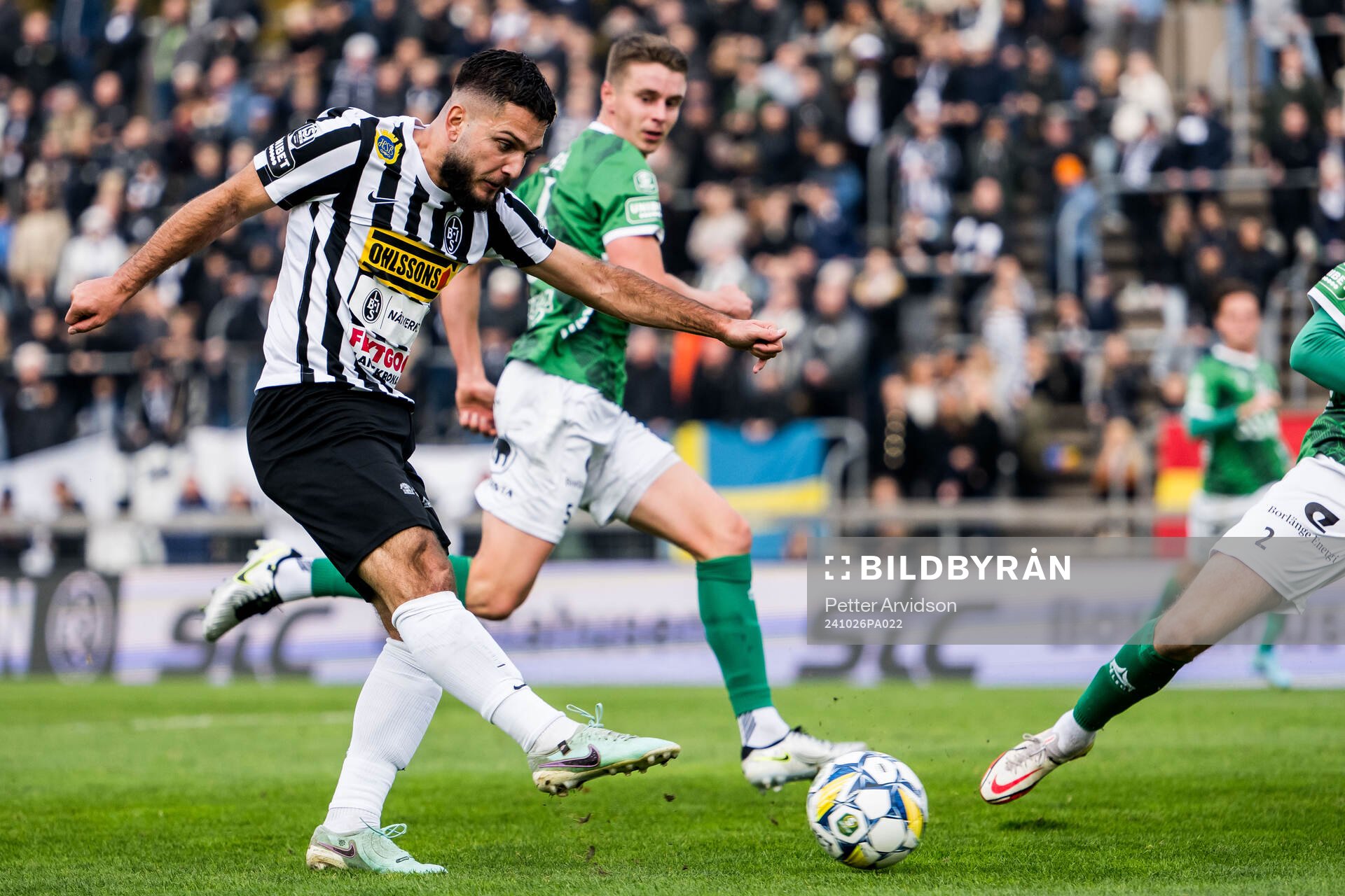 Landskronas Edi Sylisufaj skjuter in 2-0 målet under fotbollsmatchen i Superettan mellan Landskrona och Brage den 26 oktober 2024 i Landskrona.