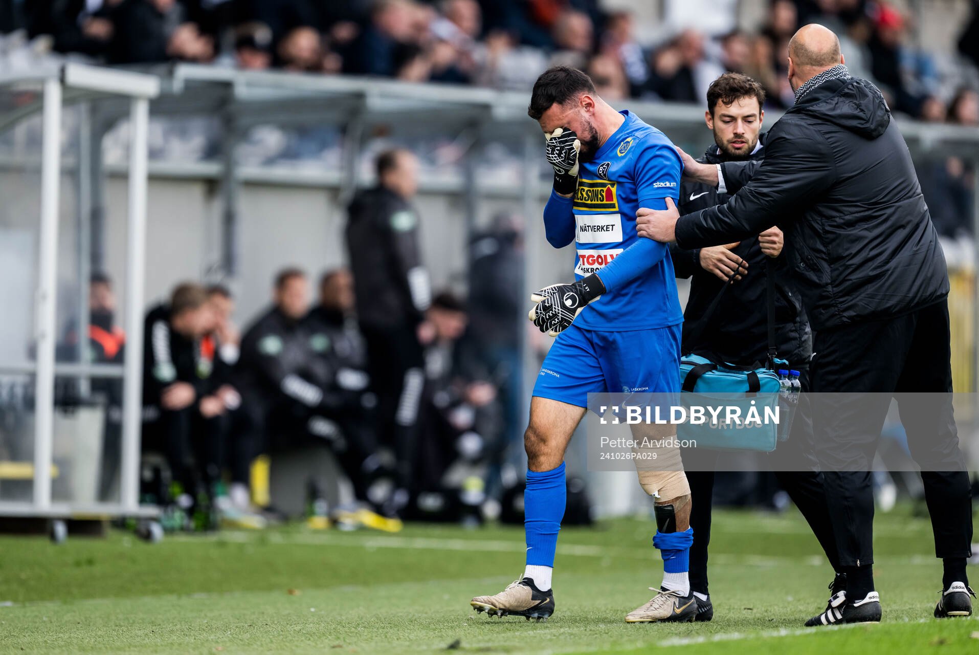 Landskronas målvakt Amr Kaddoura lämnar planen efter att ha skadat sig under fotbollsmatchen i Superettan mellan Landskrona och Brage den 26 oktober 2024 i Landskrona.