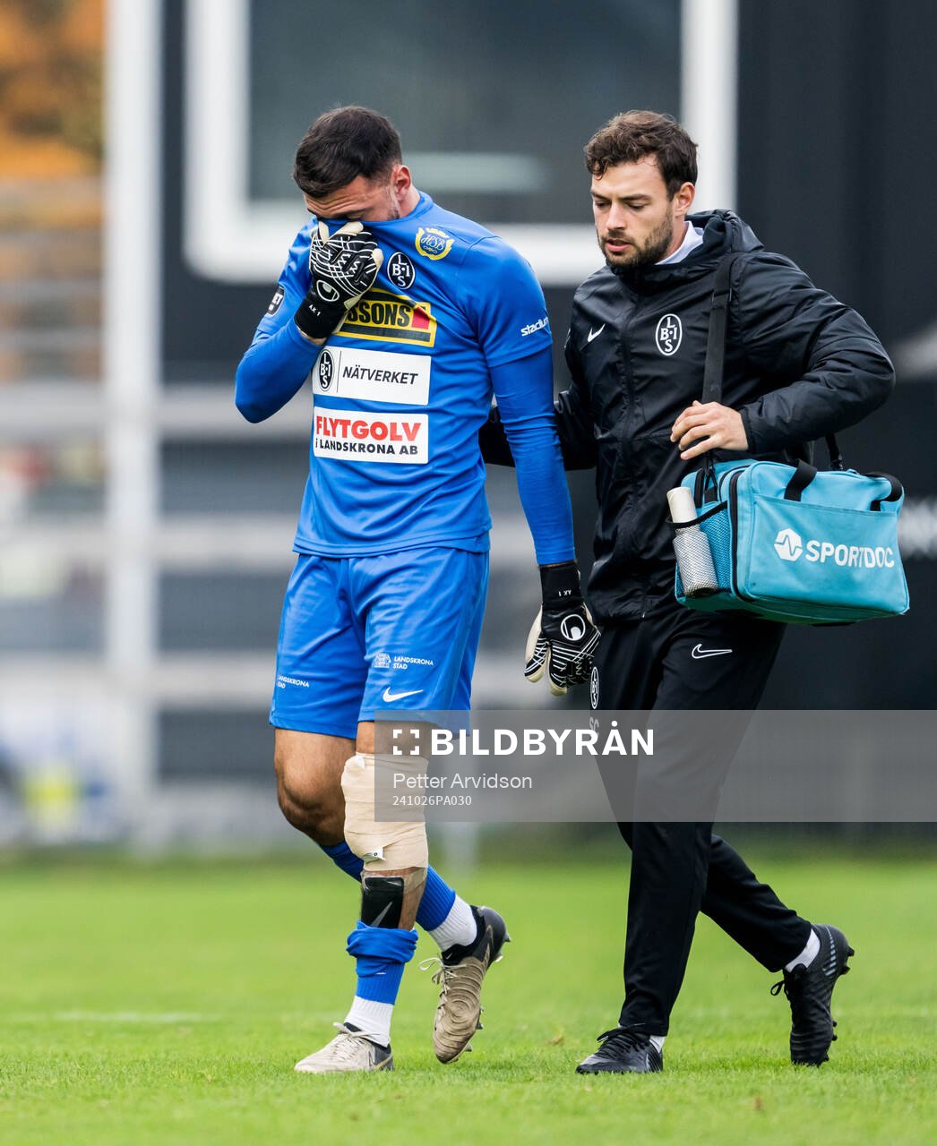 Landskronas målvakt Amr Kaddoura lämnar planen efter att ha skadat sig under fotbollsmatchen i Superettan mellan Landskrona och Brage den 26 oktober 2024 i Landskrona.