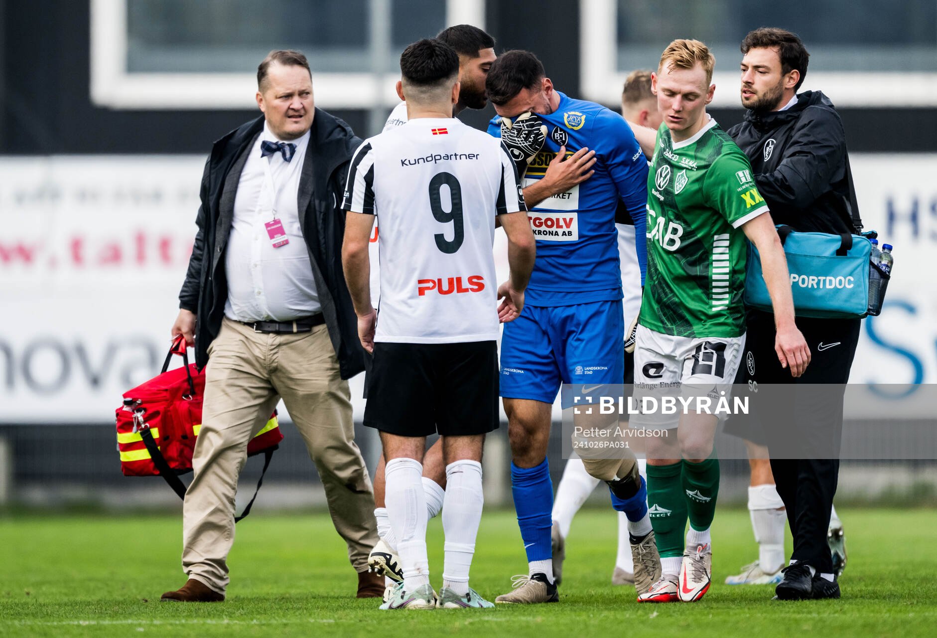 Landskronas målvakt Amr Kaddoura lämnar planen efter att ha skadat sig under fotbollsmatchen i Superettan mellan Landskrona och Brage den 26 oktober 2024 i Landskrona.