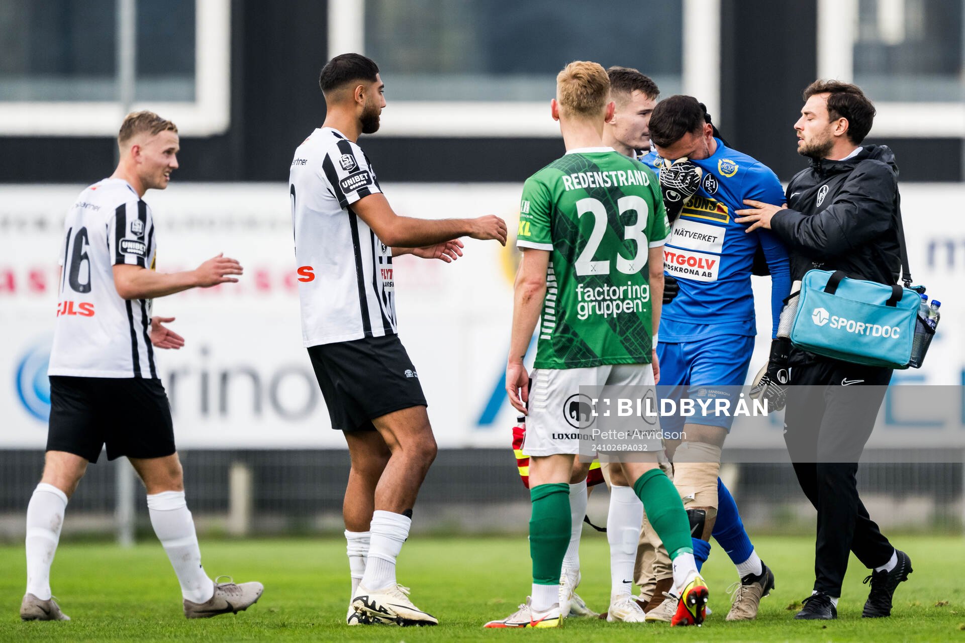 Landskronas målvakt Amr Kaddoura lämnar planen efter att ha skadat sig under fotbollsmatchen i Superettan mellan Landskrona och Brage den 26 oktober 2024 i Landskrona.