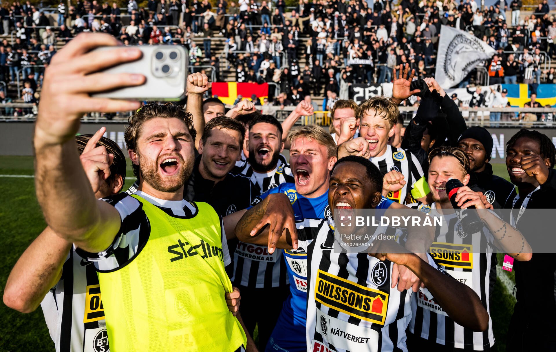 Landskronas spelare jublar efter fotbollsmatchen i Superettan mellan Landskrona och Brage den 26 oktober 2024 i Landskrona. 