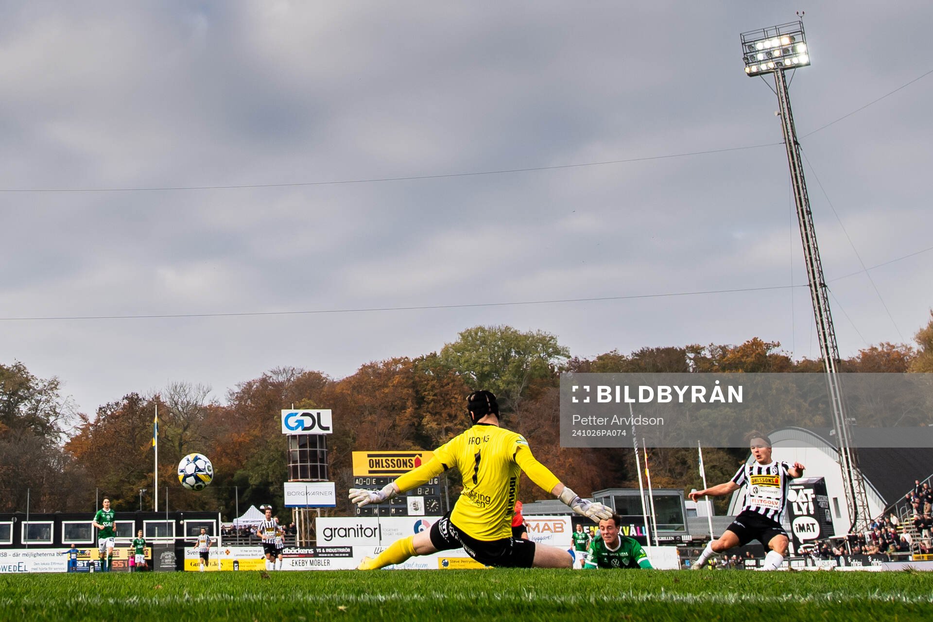 Landskronas Vincent Sundberg gör 1-0 bakom Brages målvakt