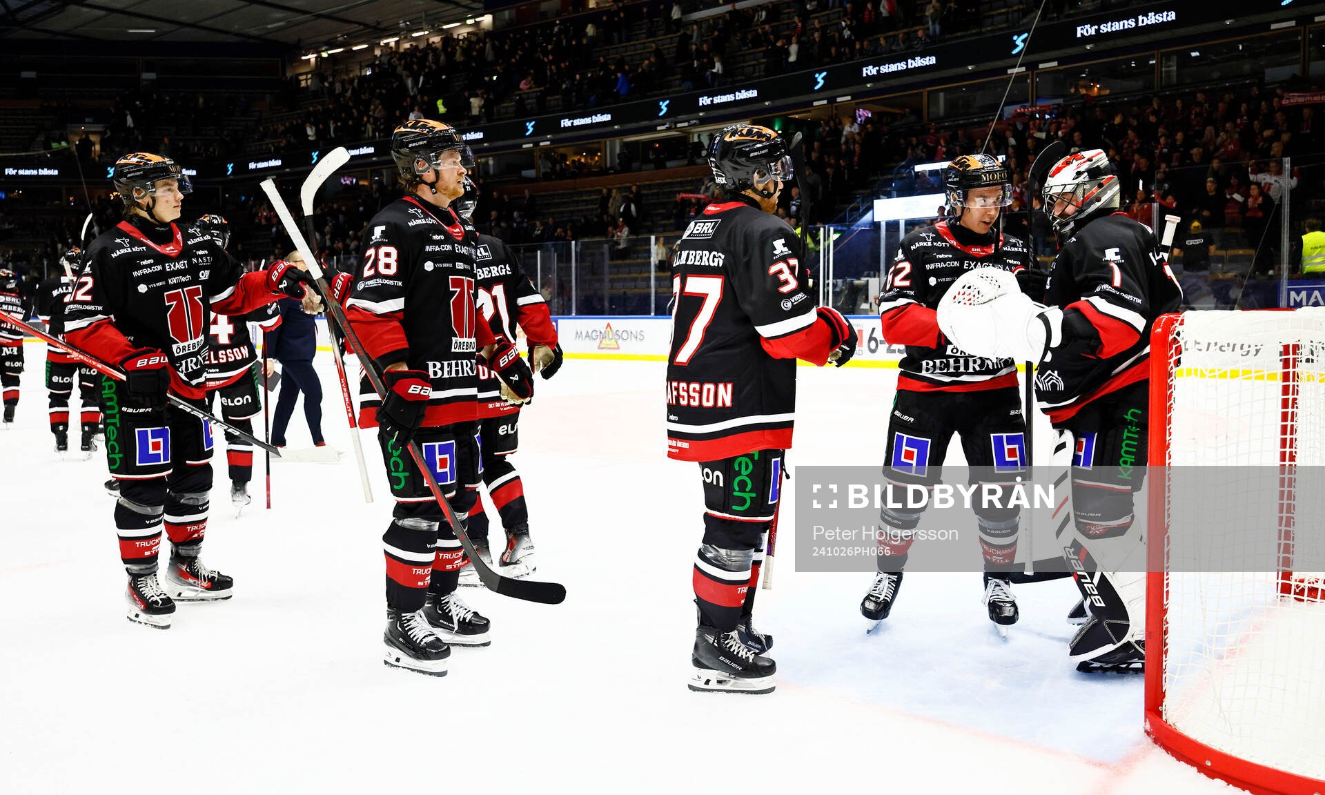 Örebros spelare tackar målvakt Jhonas Enroth