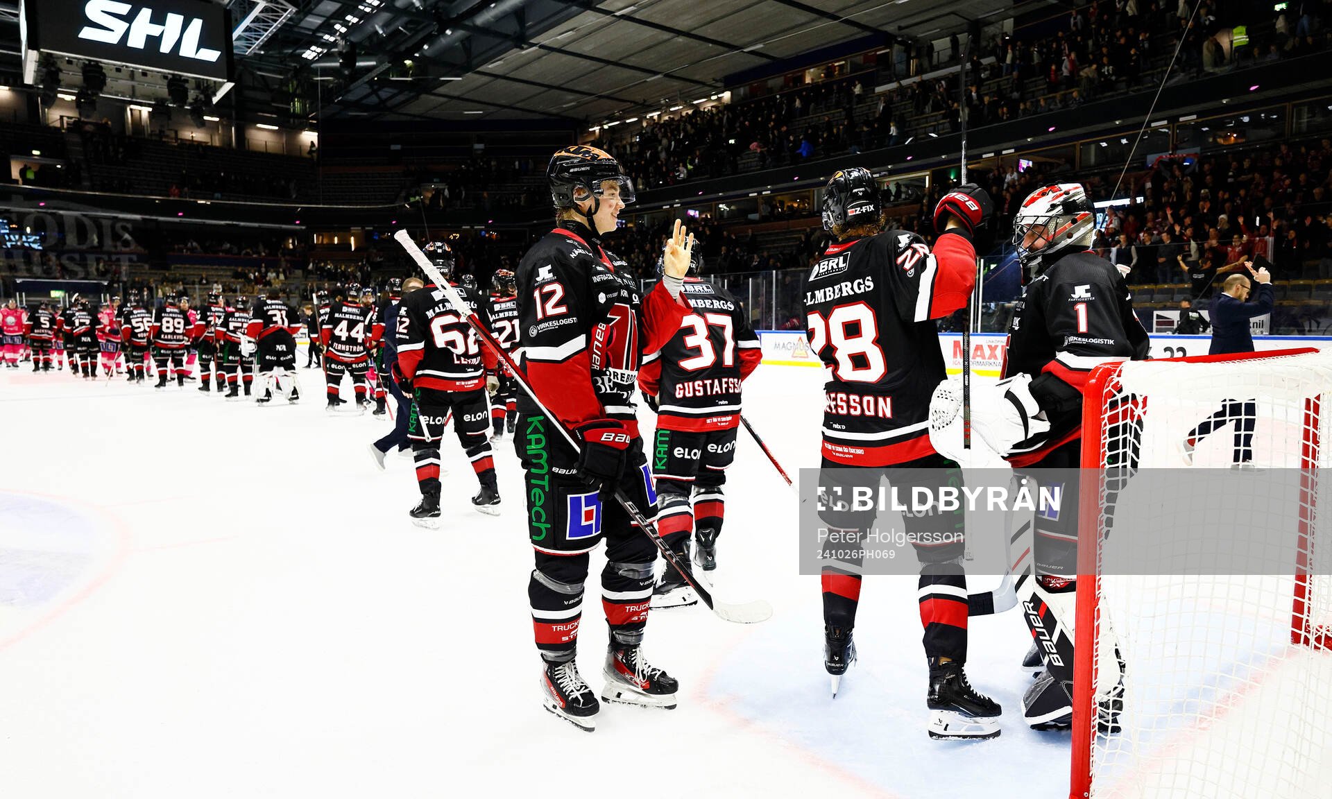 Örebros spelare tackar målvakt Jhonas Enroth
