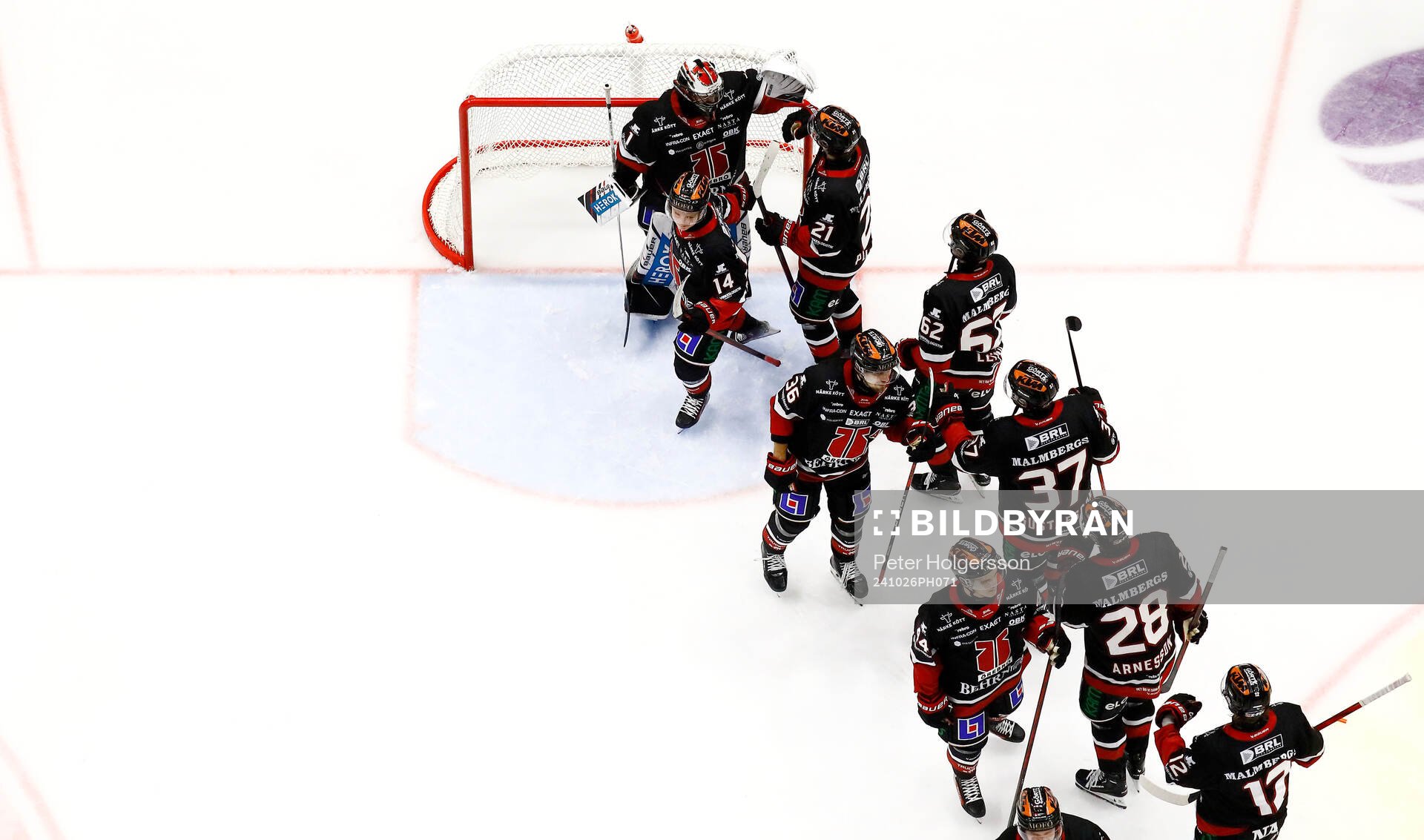 Örebros spelare jublar och tackar målvakt Jhonas Enroth
