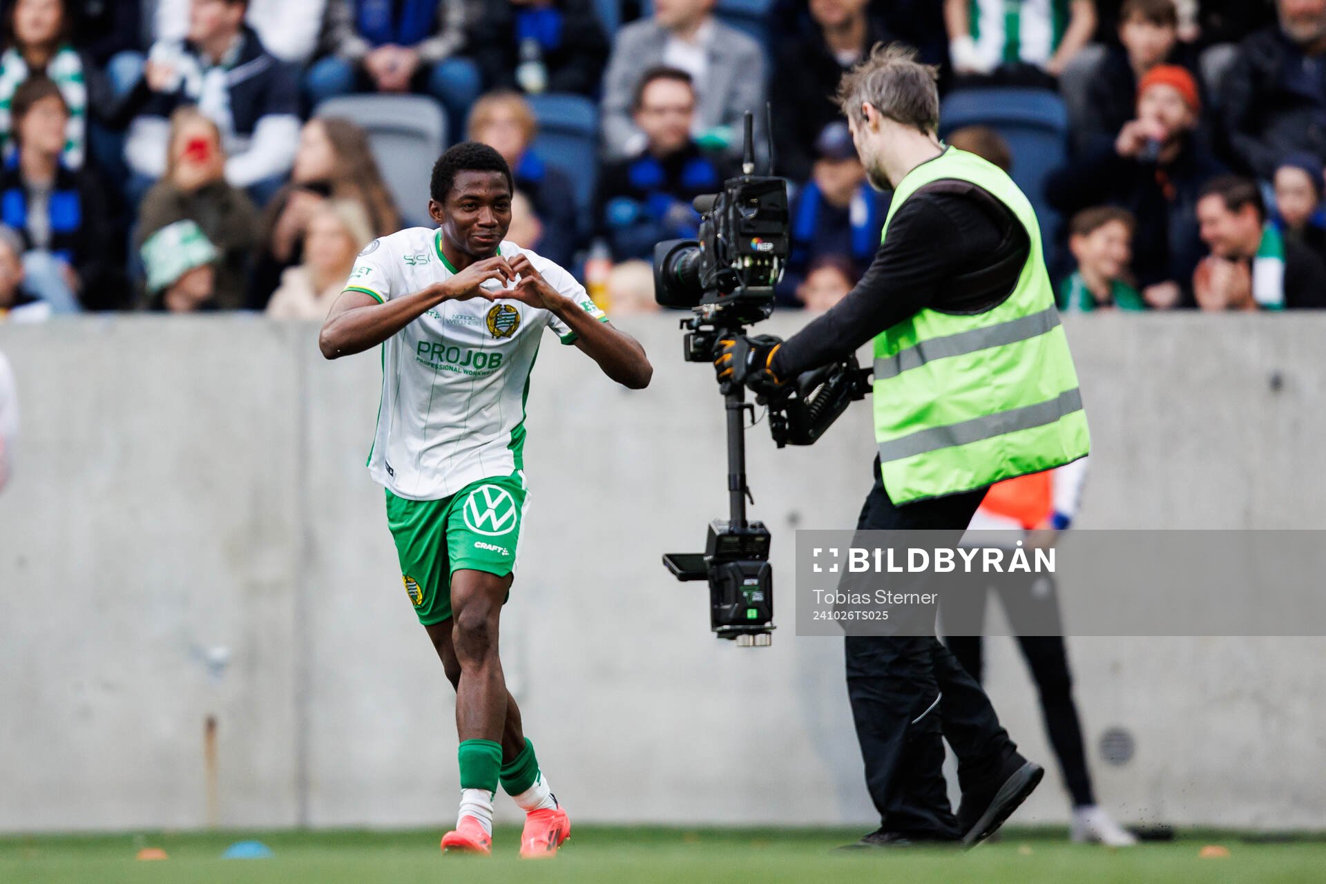 Hammarbys Bouzomana Toure jublar efter 0-1 under fotbollsmatchen i Allsvenskan mellan Sirius och Hammarby den 26 oktober 2024 i Uppsala. 
