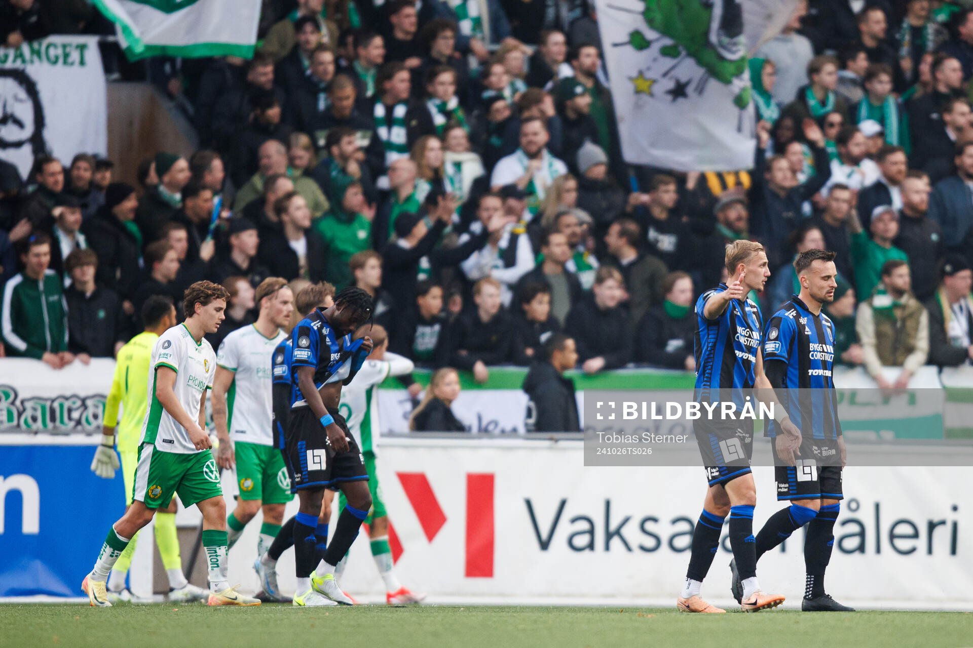 Spelarna lämnar planen