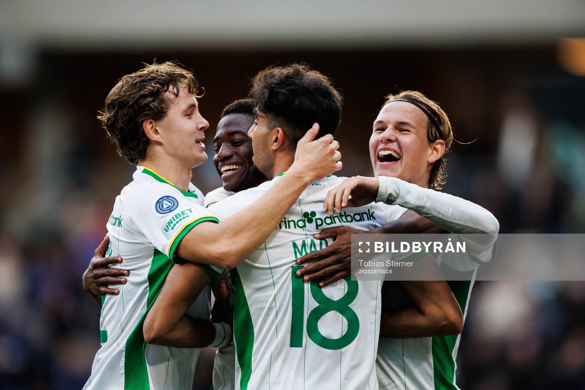Hammarbys Bouzomana Toure jublar med lagkamrater