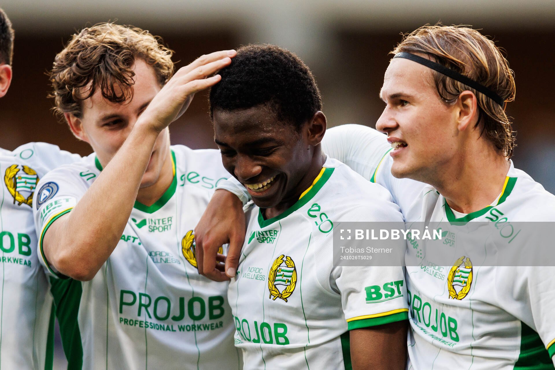 Hammarbys Bouzomana Toure jublar med lagkamrater