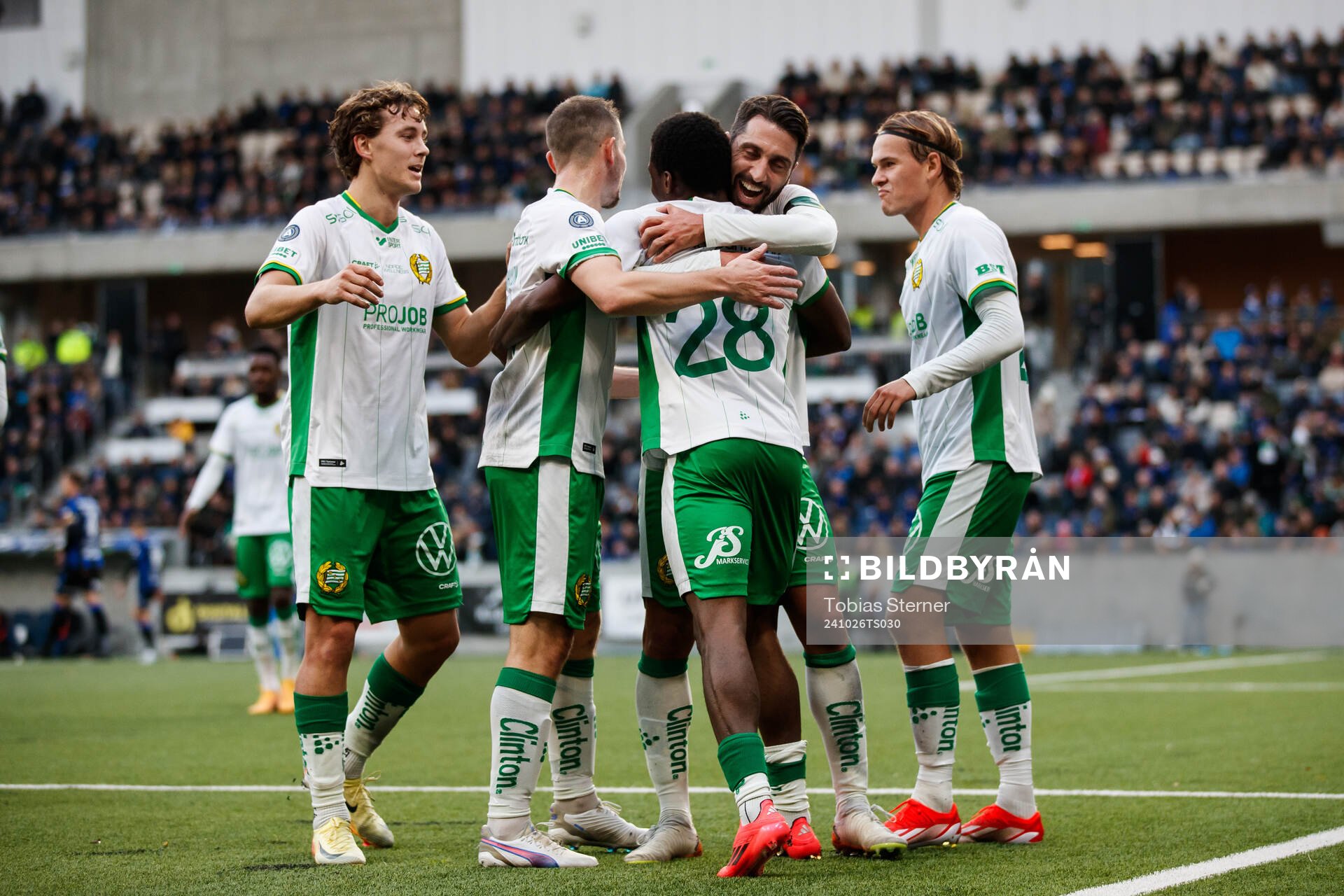Hammarbys Bouzomana Toure jublar med lagkamrater