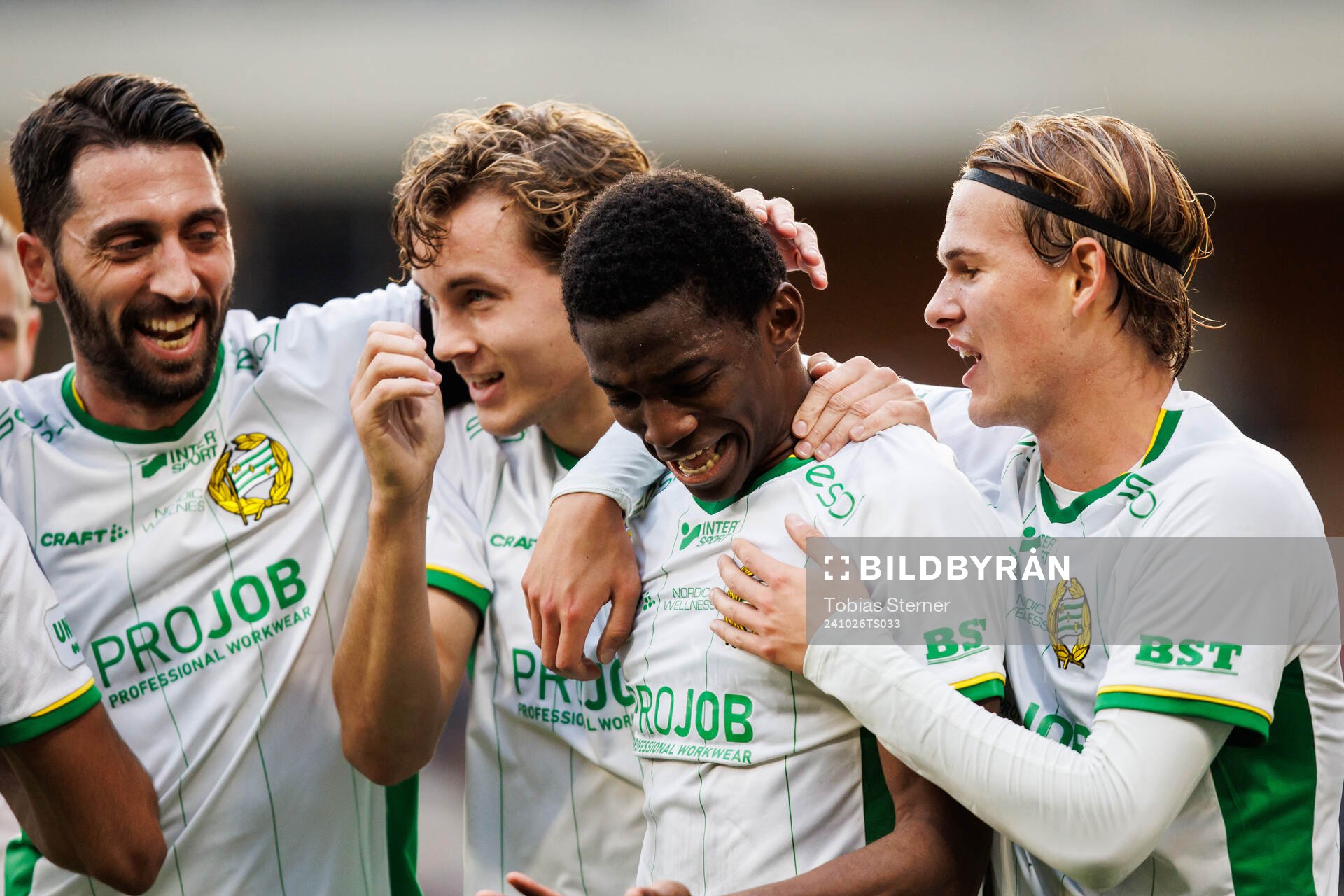 Hammarbys Bouzomana Toure jublar med lagkamrater