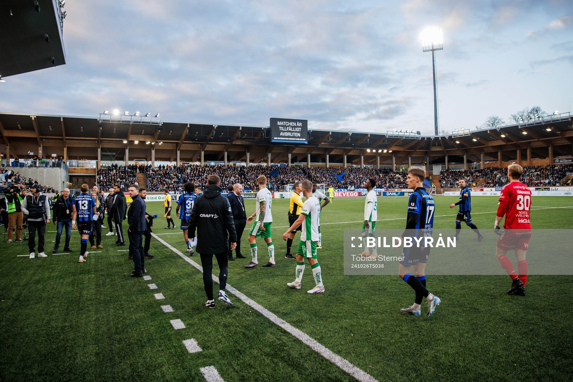 Hammarbys och Sirius spelare lämnar planen