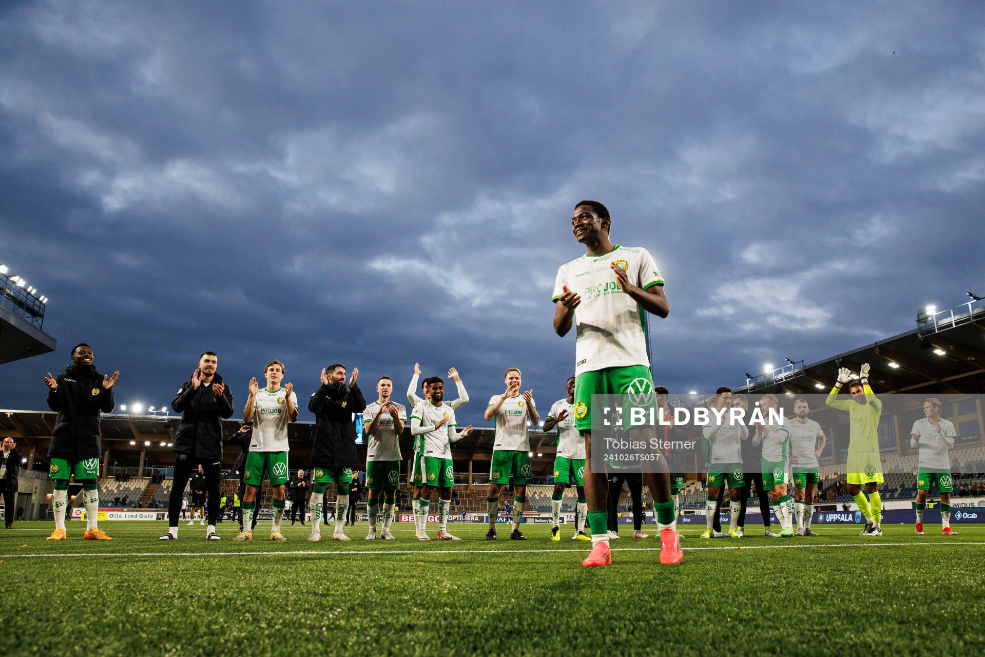 Hammarbys Bouzomana Toure jublar med lagkamrater