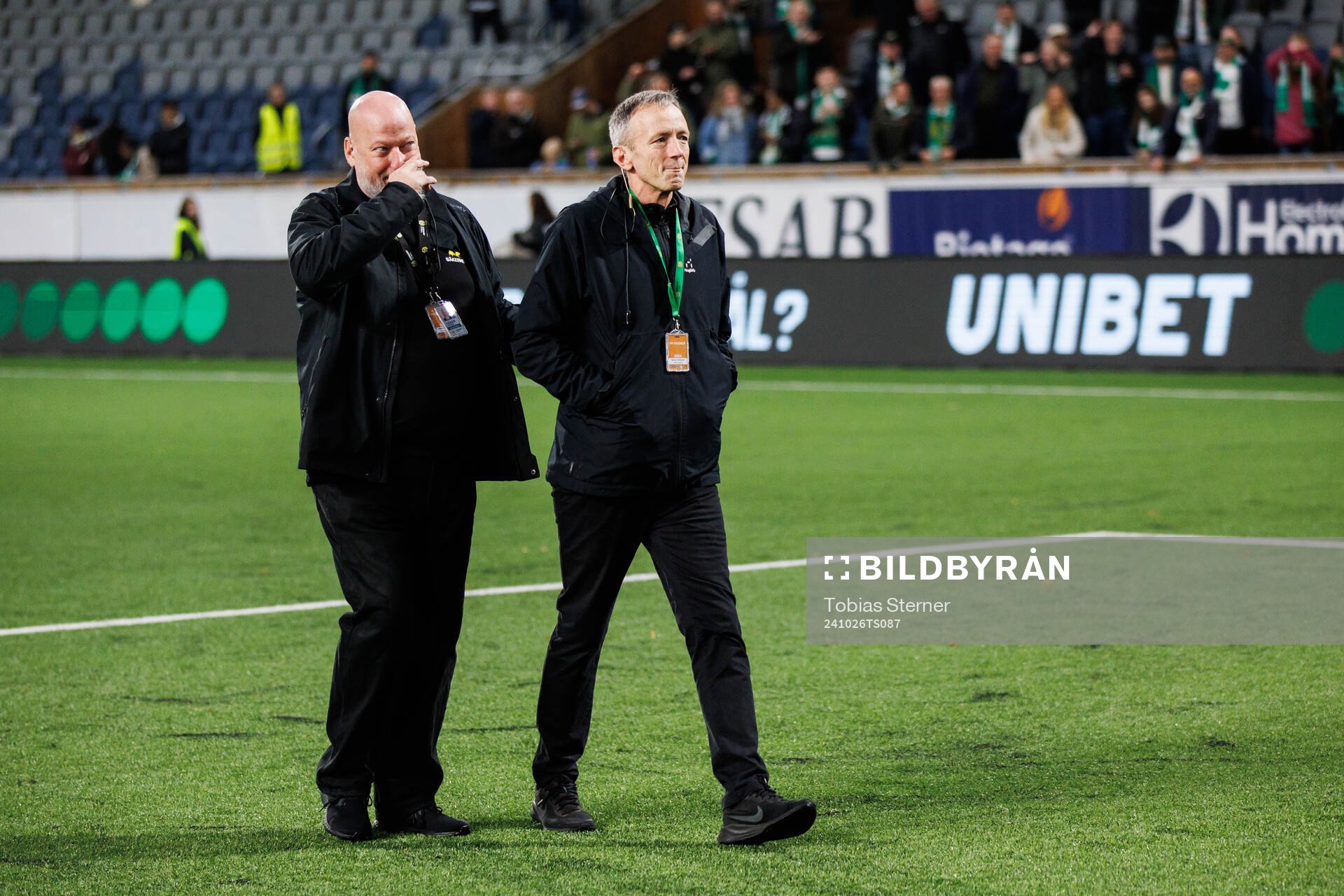 Hammarbys Håkan Leydner och säkerhetsansvarige Göran Rickmer efter fotbollsmatchen i Allsvenskan mellan Sirius och Hammarby den 26 oktober 2024 i Uppsala.