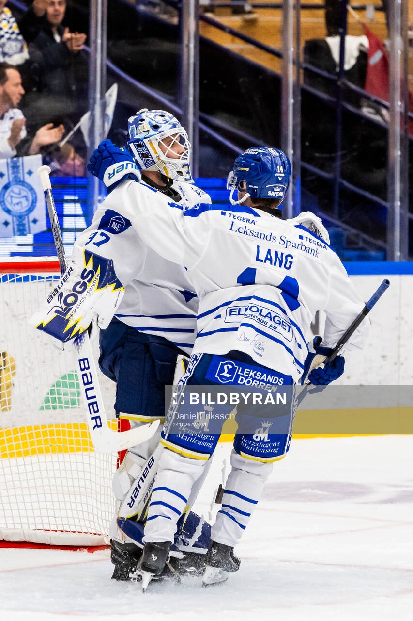Leksands målvakt Jakob Hellsten och Oskar Lang jublar
