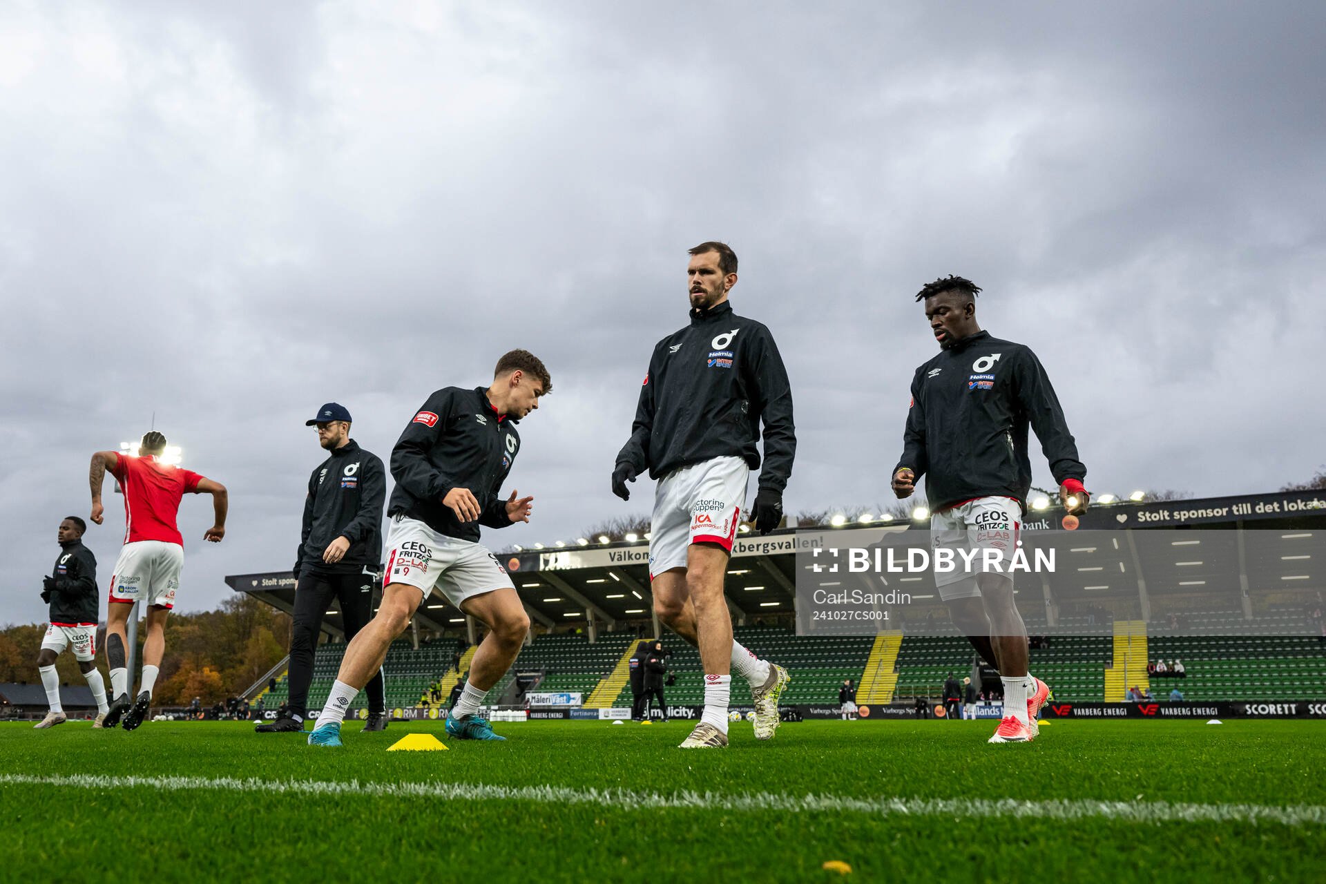 Degerfors spelare värmer upp