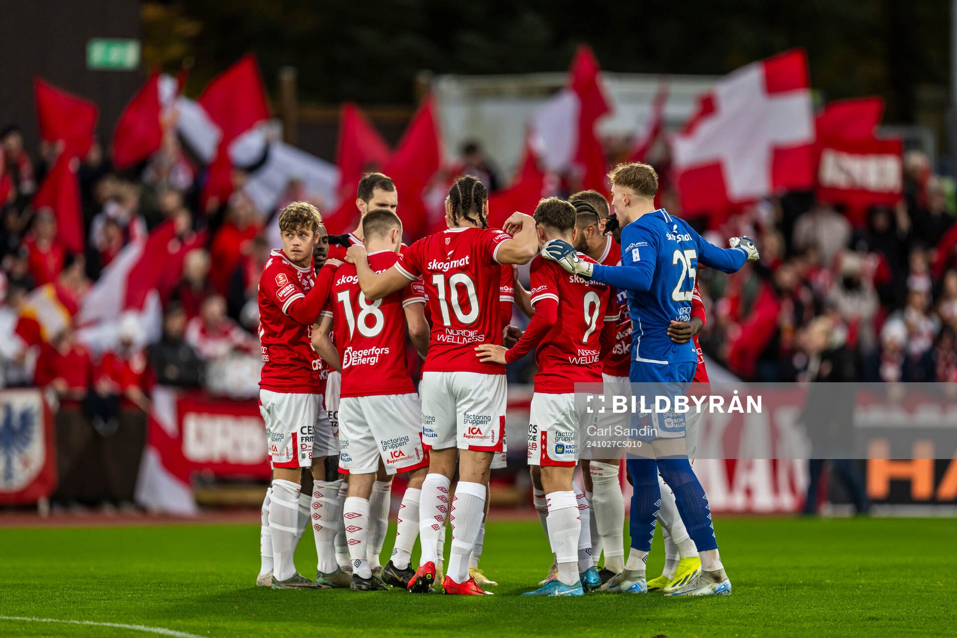 Degerfors spelare samlas