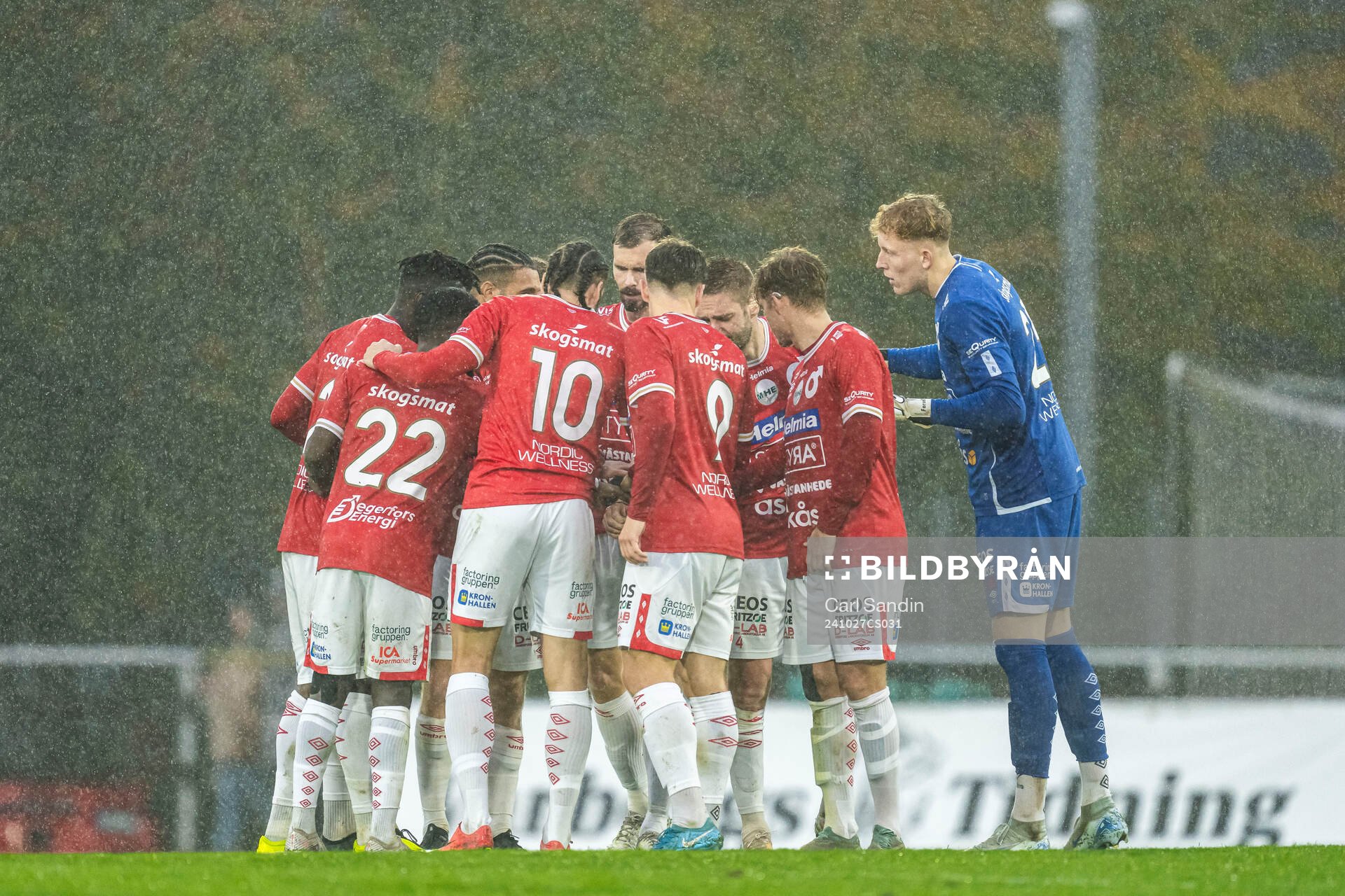 Degerfors spelare samlas