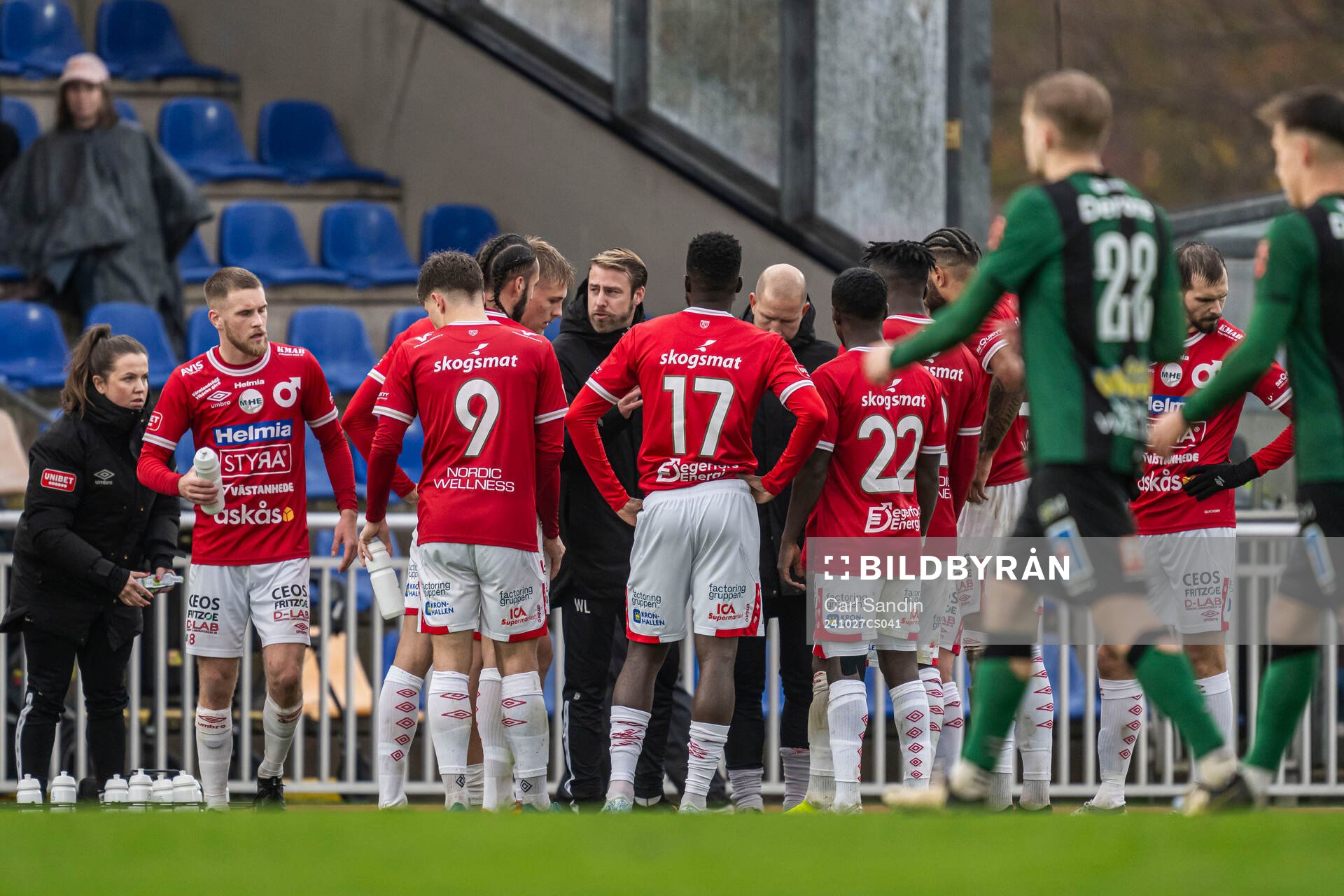 Degerfors tränare William Lundin pratar med sina spelare