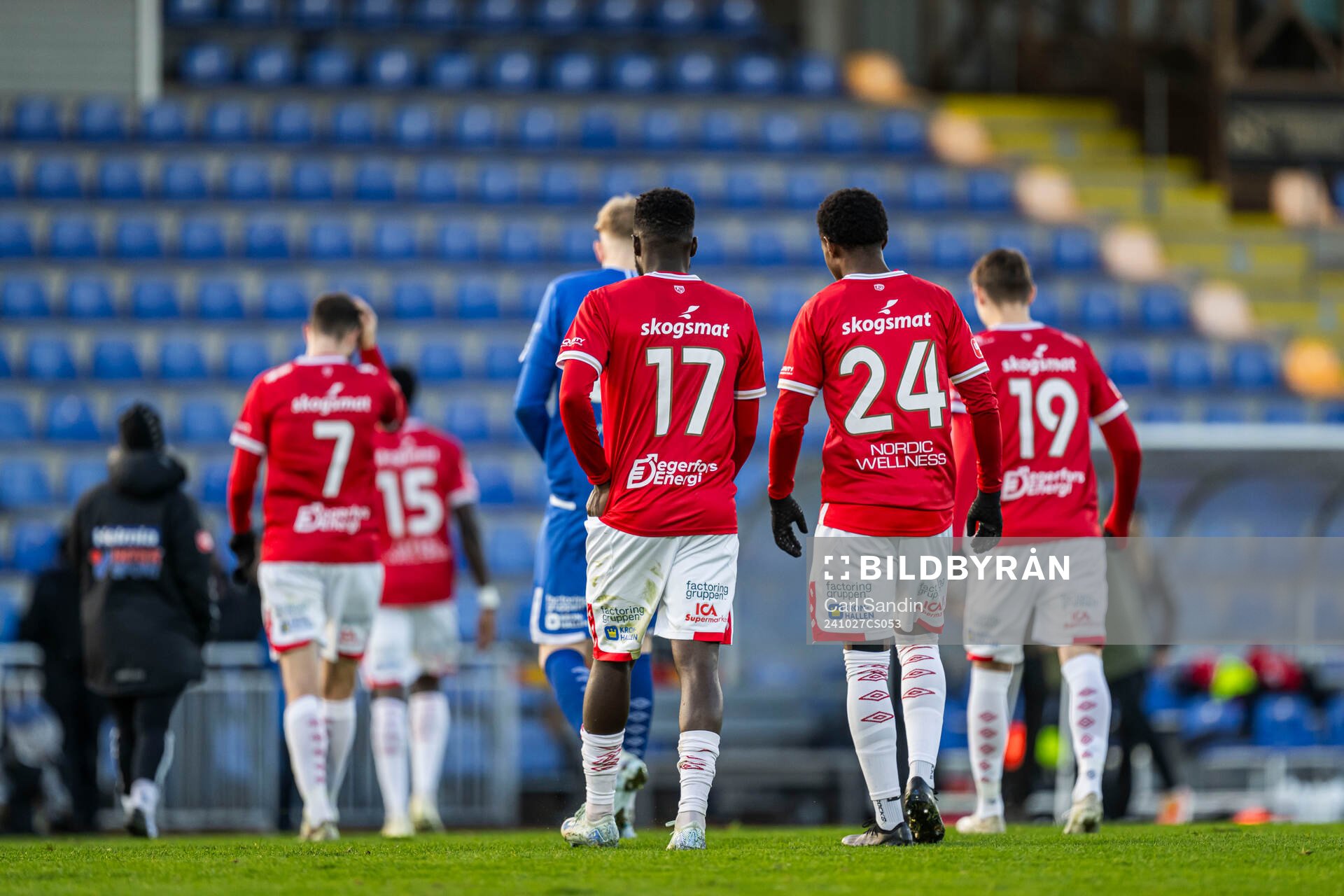 Degerfors spelare lämnar planen
