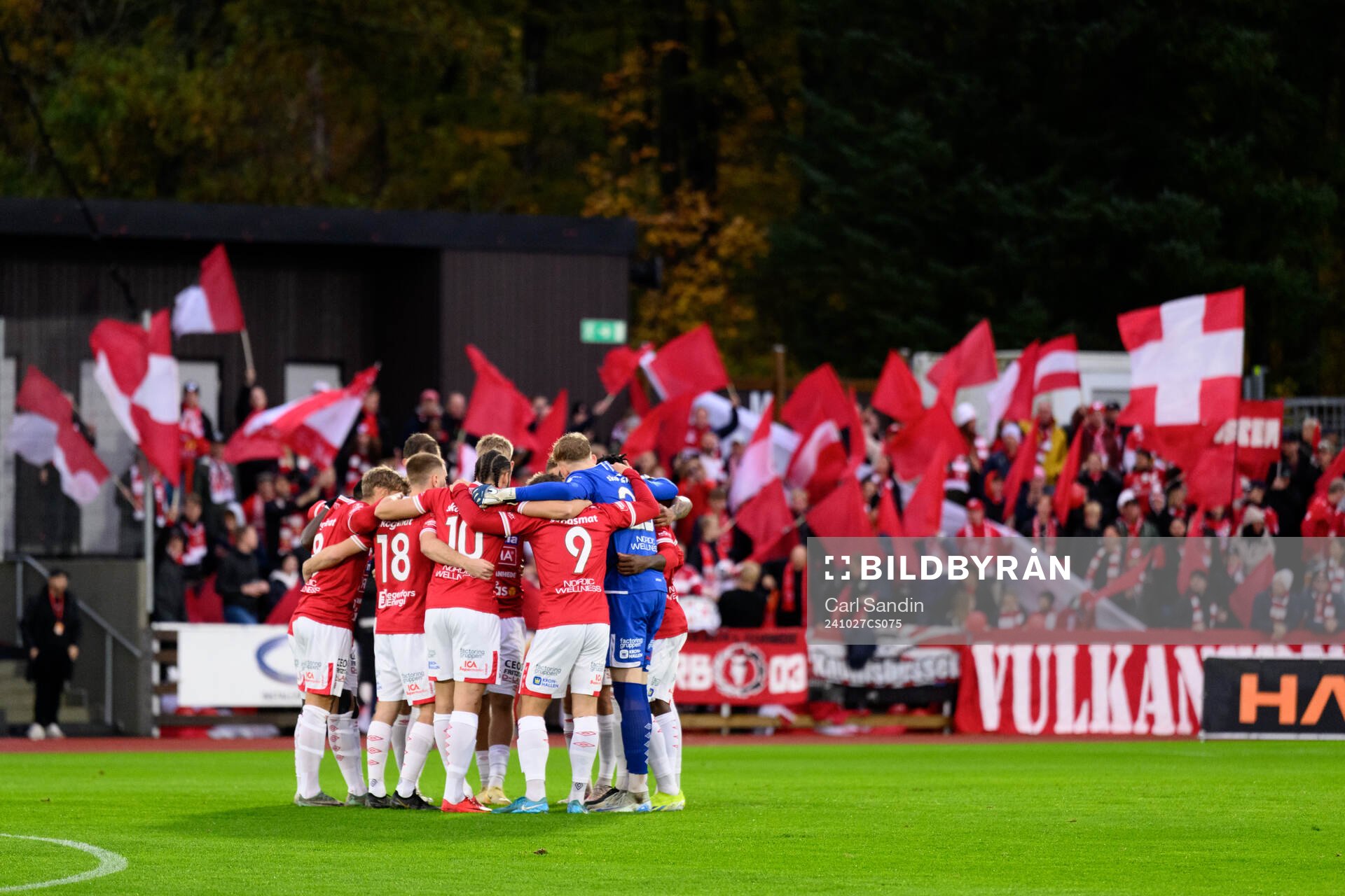 Degerfors spelare samlas