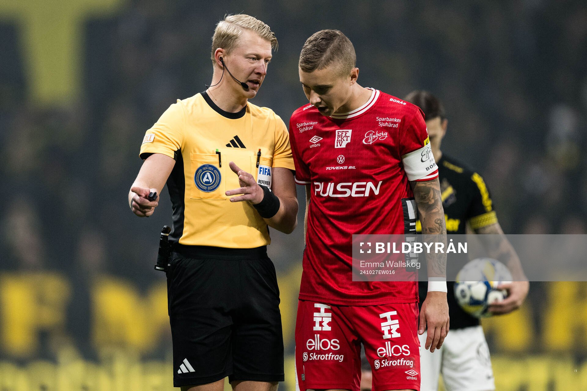 Domare Adam Ladebäck och Elfsborgs Sebastian Holmen