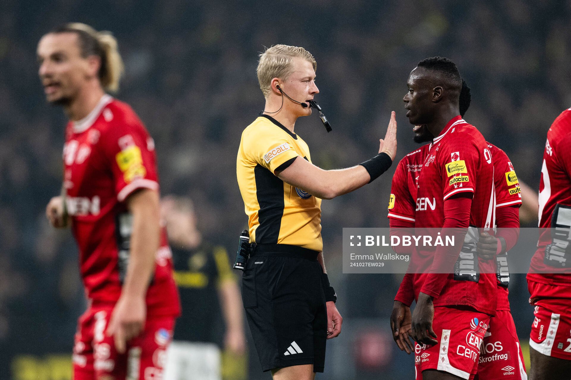Domare Adam Ladebäck och Elfsborgs Ibrahim Buhari