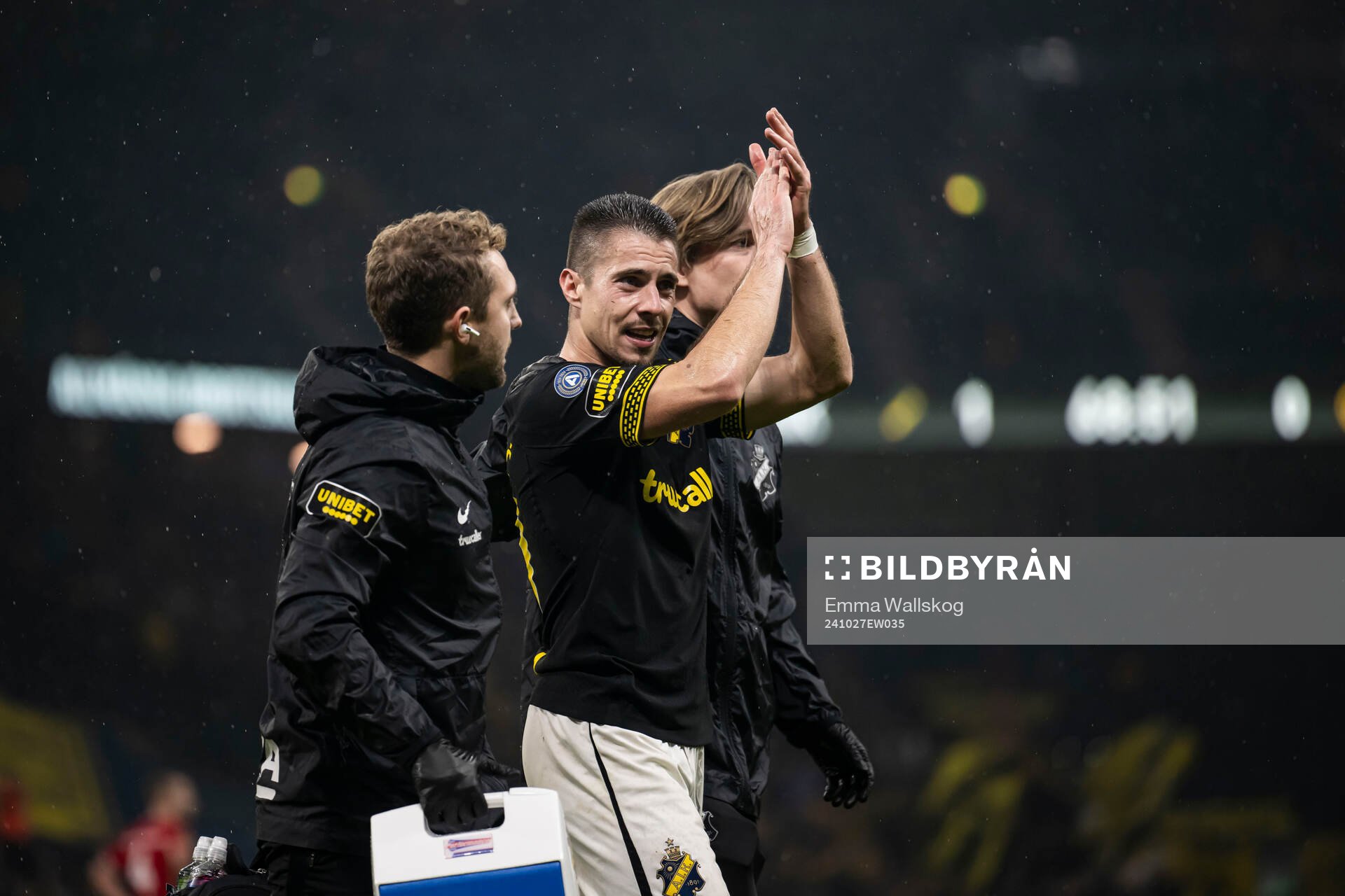 AIKs Dino Besirovic jublar och har ont efter han gjort 2-0 under fotbollsmatchen i Allsvenskan mellan AIK och Elfsborg den 27 oktober 2024 i Stockholm. 